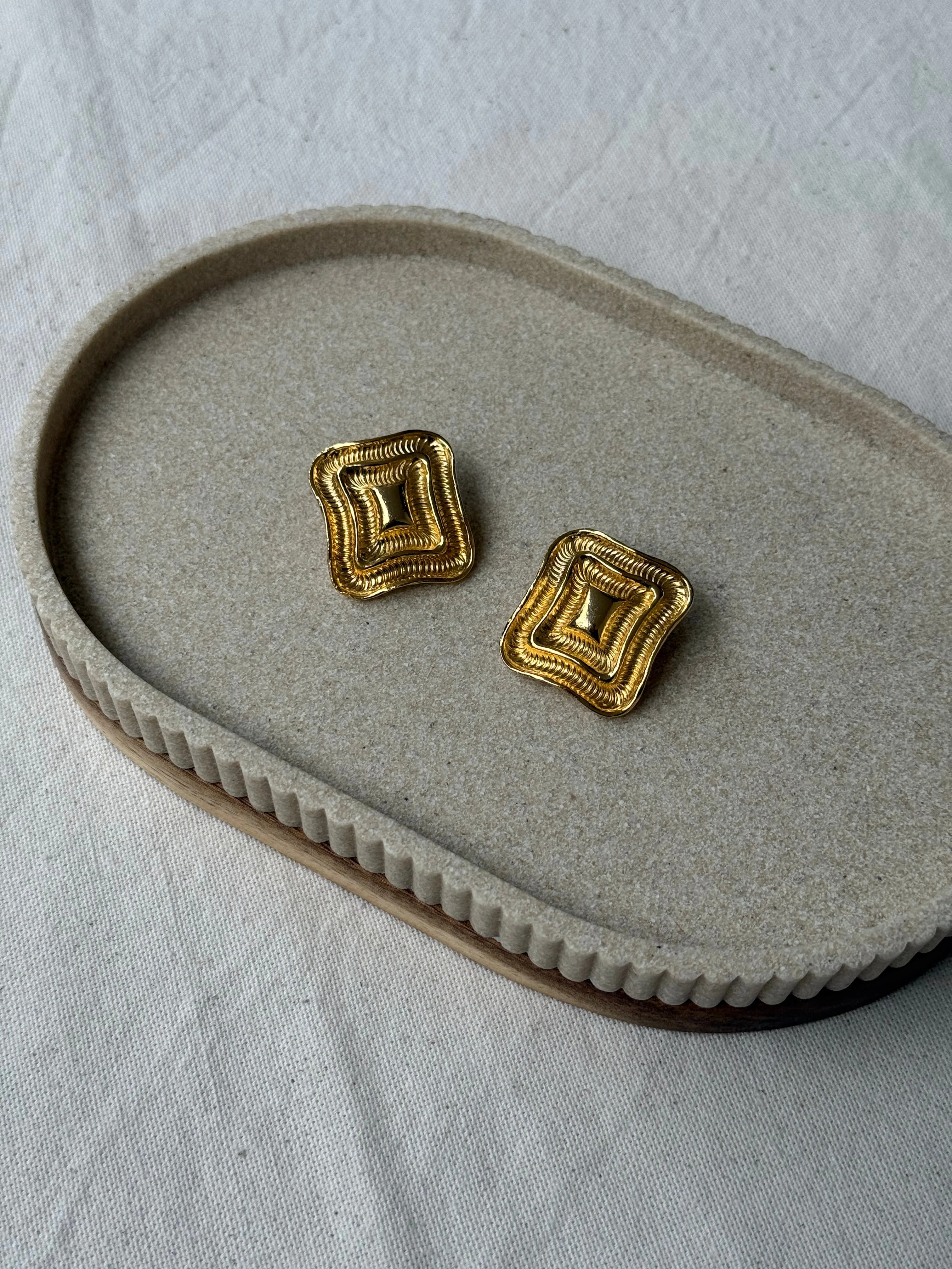 Boucles D’Oreilles Vintage - Rectangles Texturés Dorés - Image 2