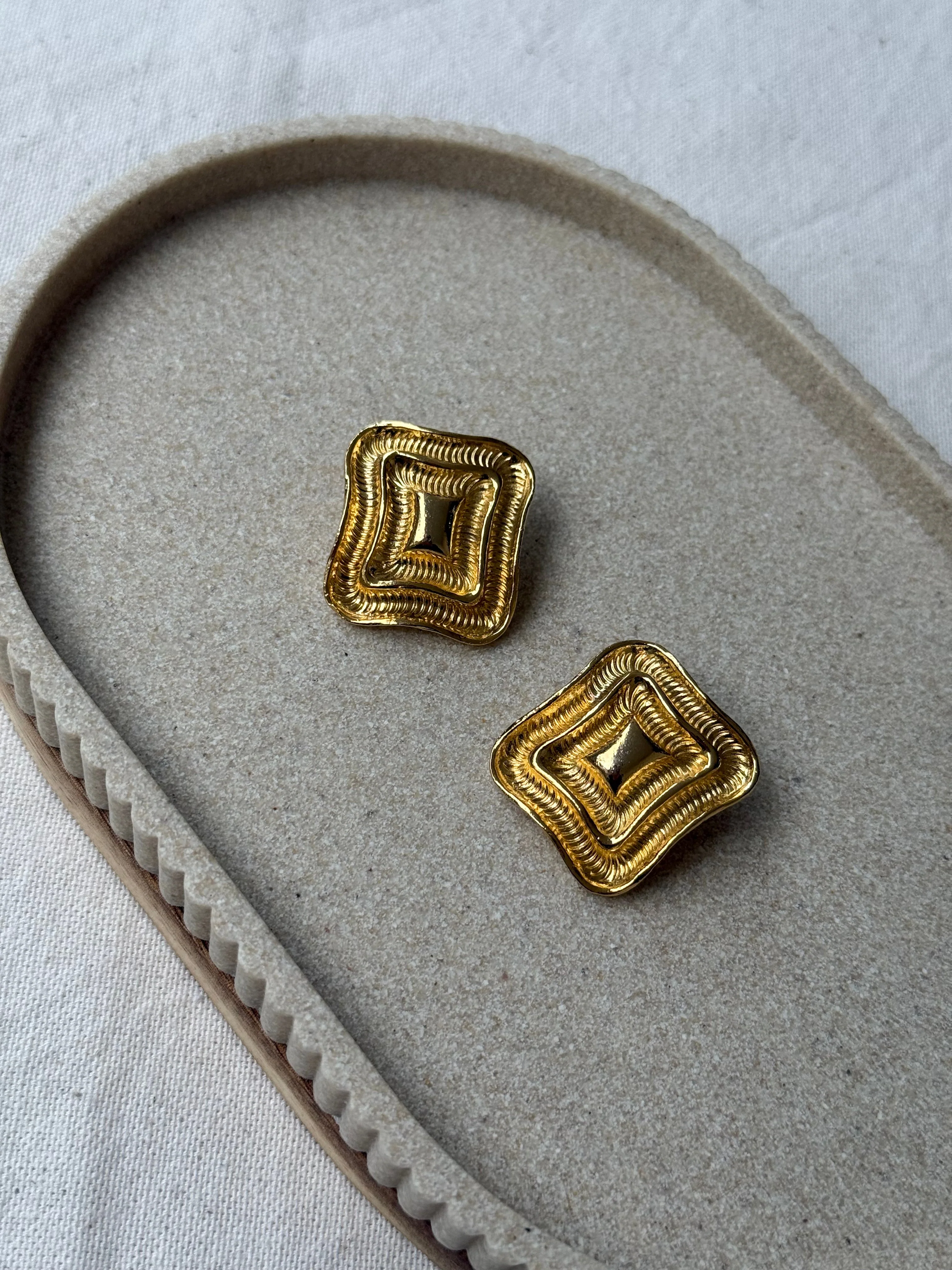 Boucles D’Oreilles Vintage - Rectangles Texturés Dorés - Image 3