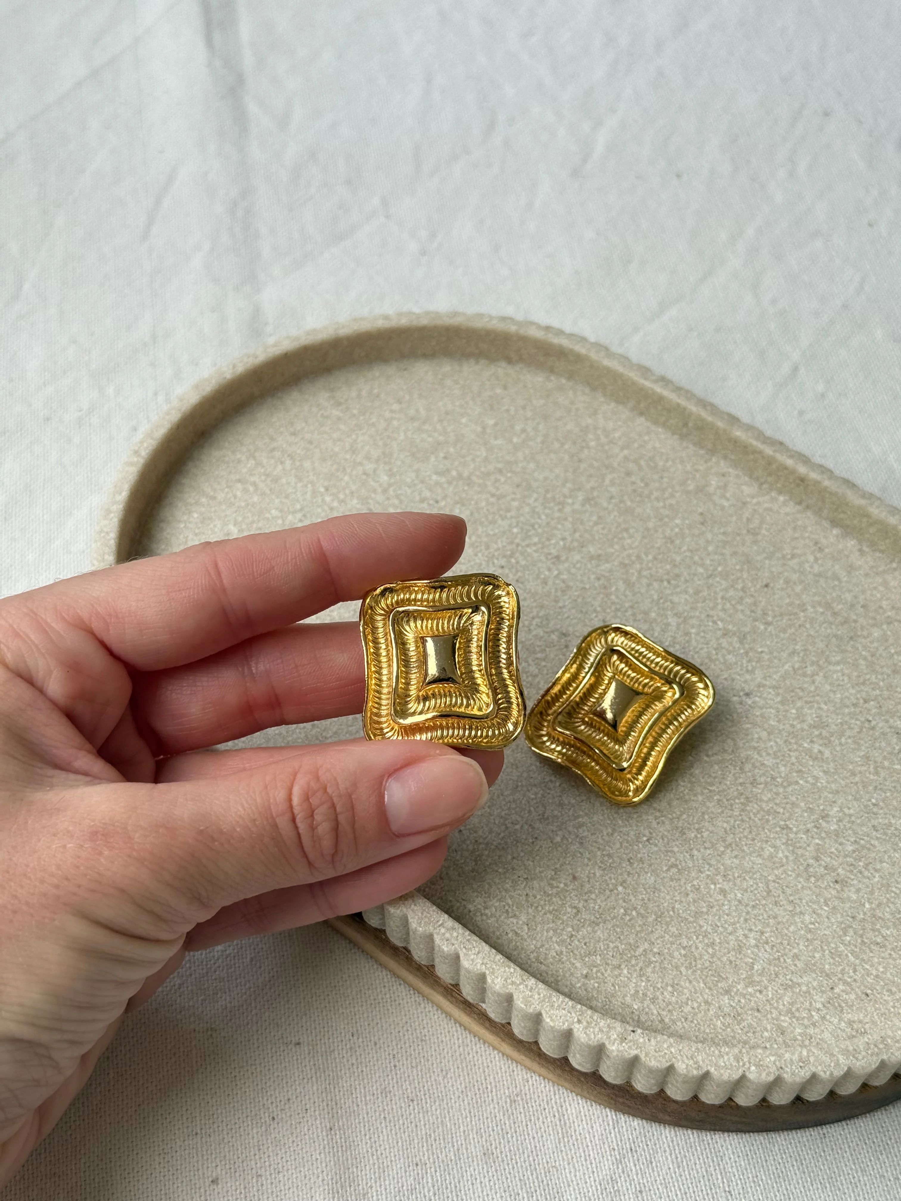 Boucles D’Oreilles Vintage - Rectangles Texturés Dorés - Image 4