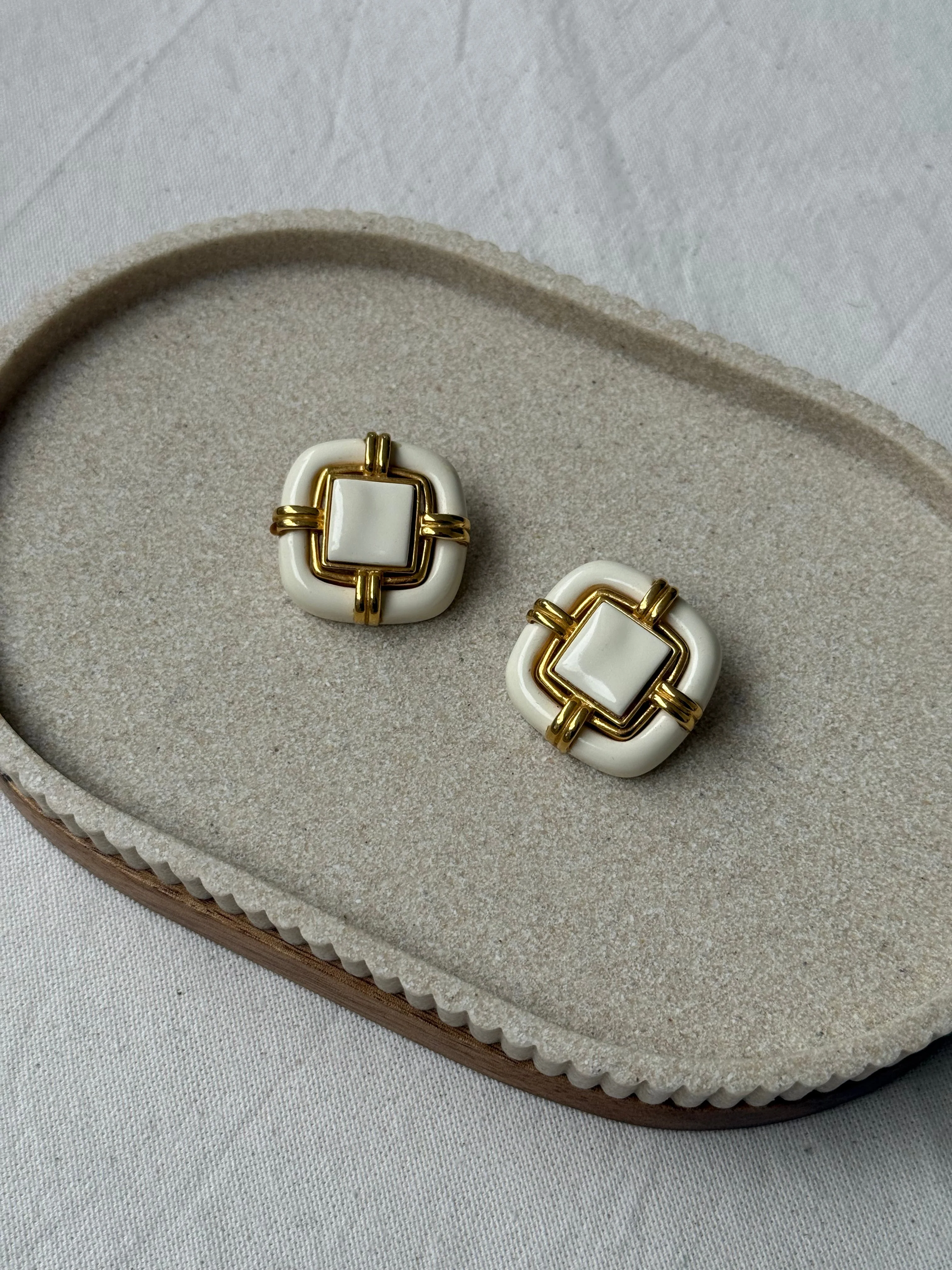 Boucles D’Oreilles Vintage - Résine Blanche Et Métal Doré - Image 2
