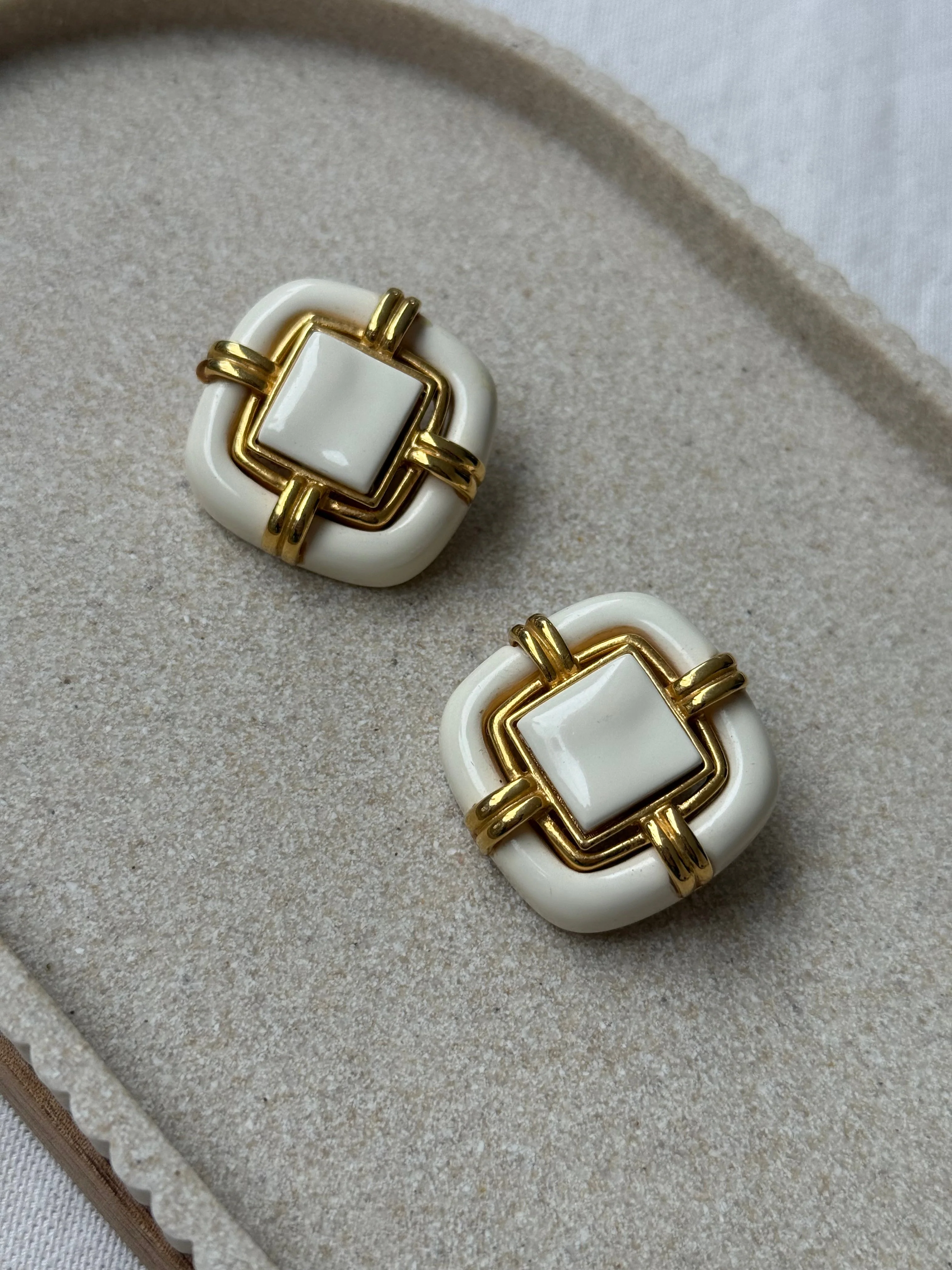 Boucles D’Oreilles Vintage - Résine Blanche Et Métal Doré - Image 3