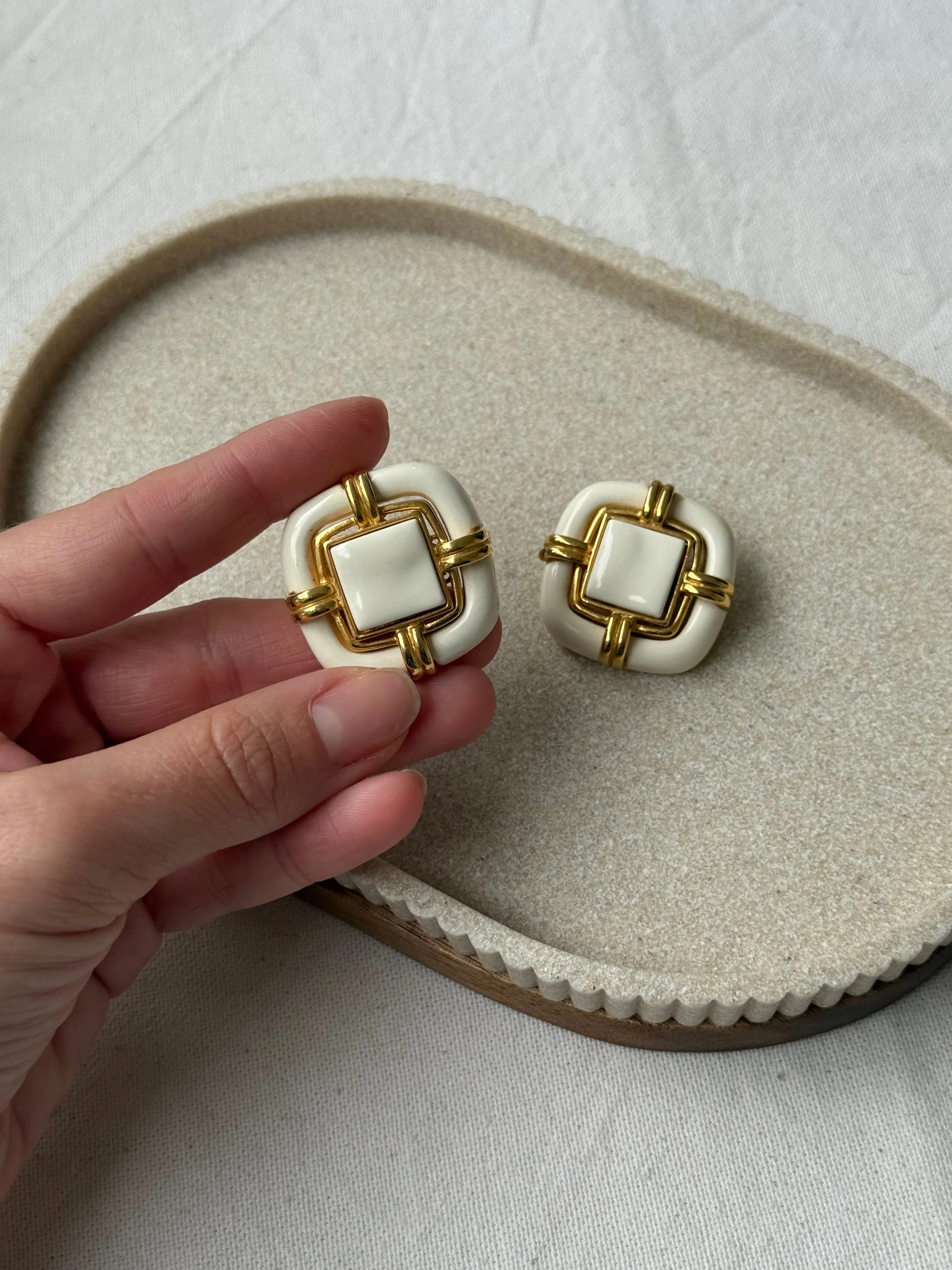 Boucles D’Oreilles Vintage - Résine Blanche Et Métal Doré - Image 4