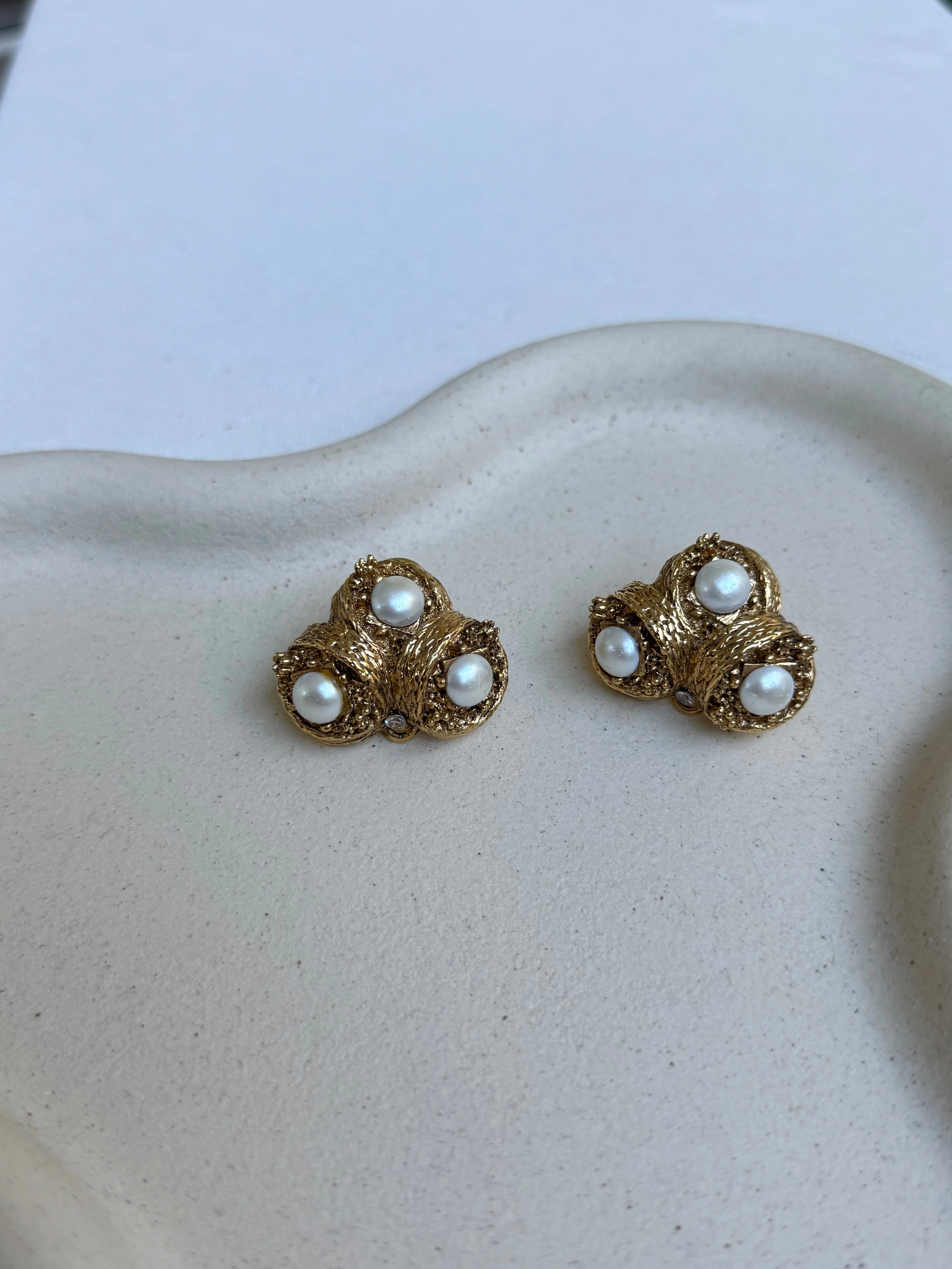 Boucles D’Oreilles Vintage - Résine Dorée Et Perles - Image 2