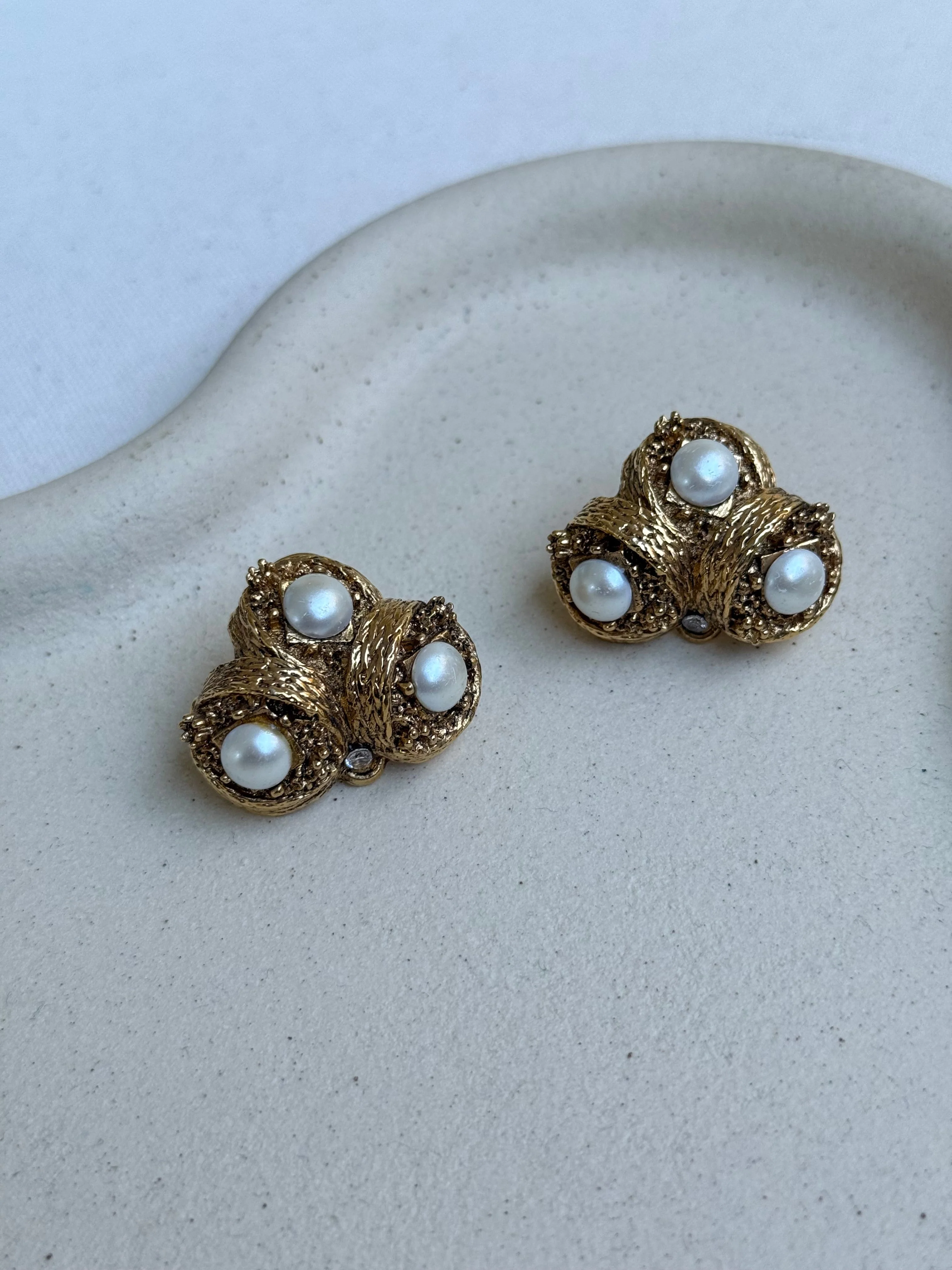 Boucles D’Oreilles Vintage - Résine Dorée Et Perles - Image 3