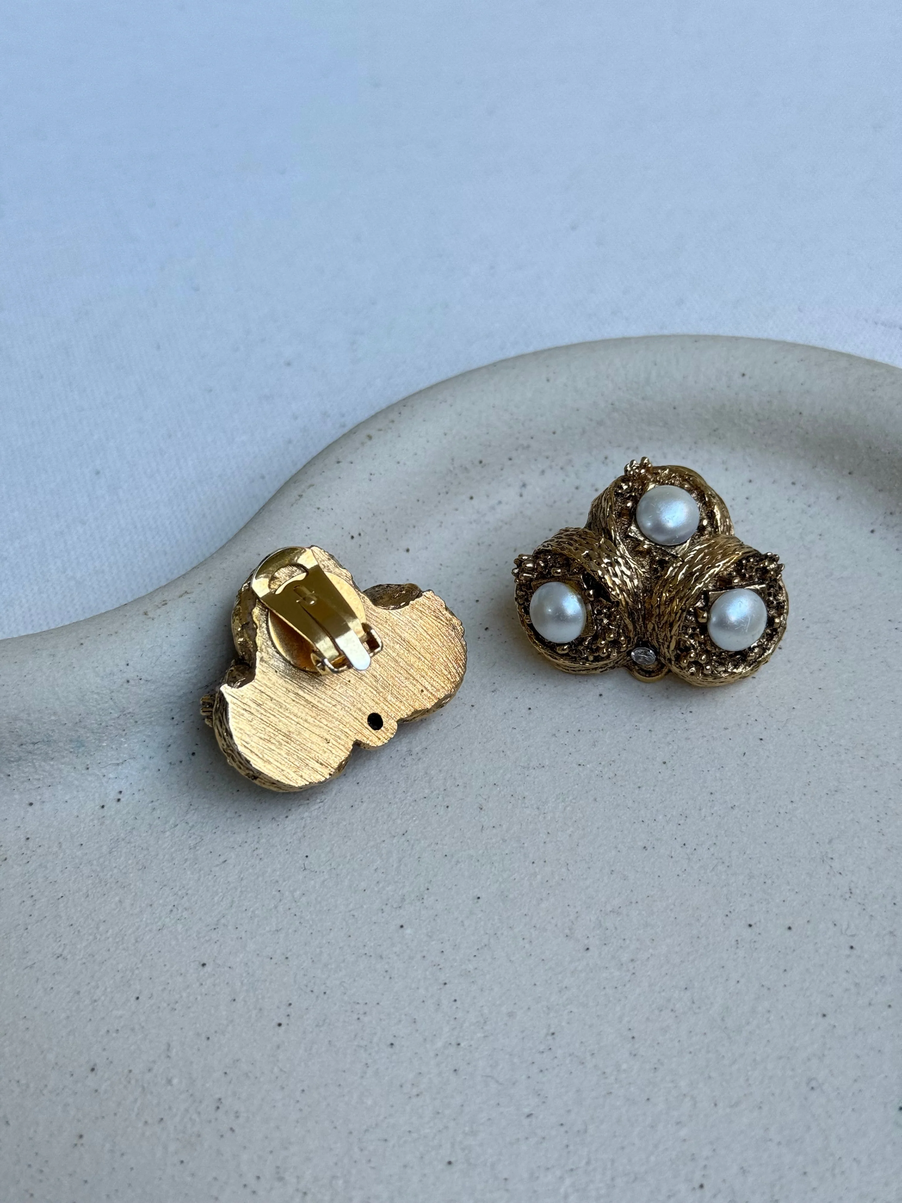 Boucles D’Oreilles Vintage - Résine Dorée Et Perles - Image 4