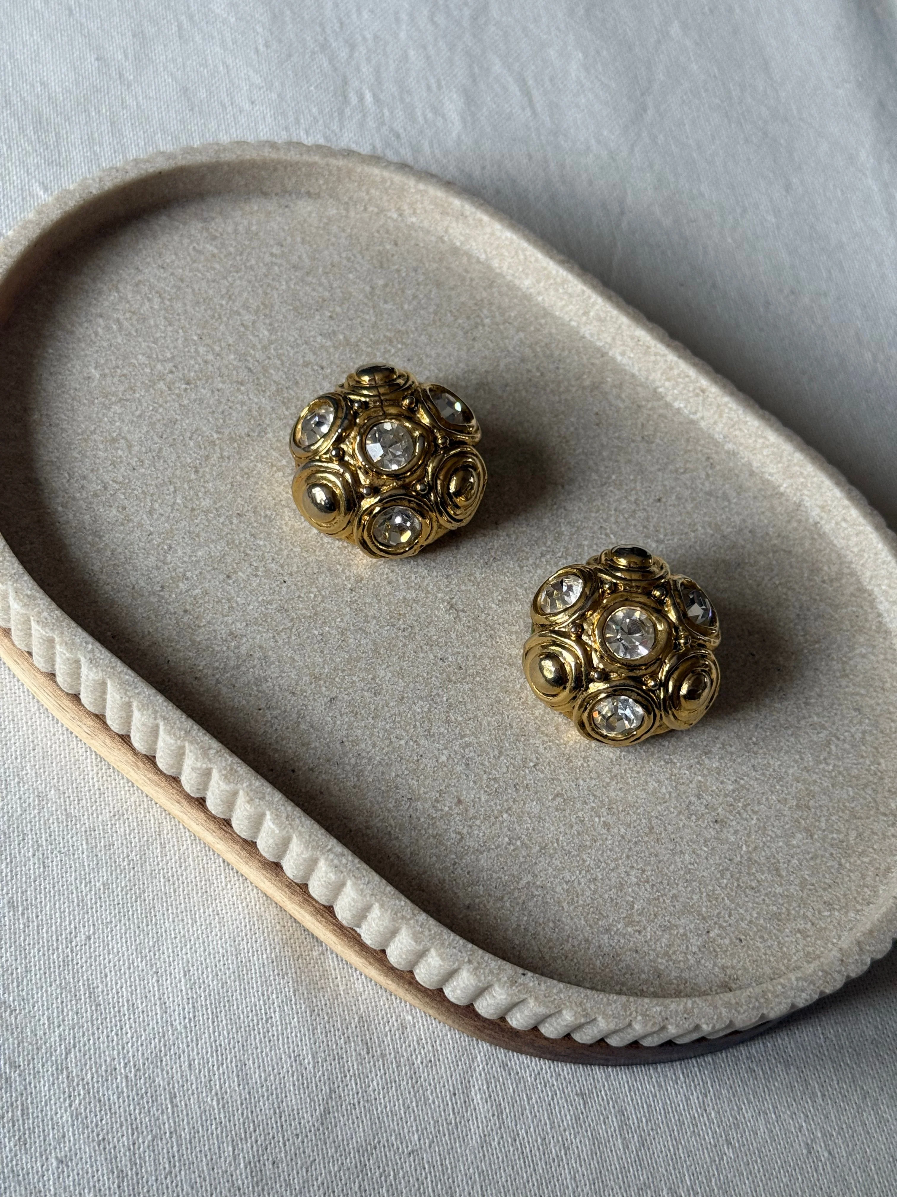 Boucles D’Oreilles Vintage - Résine Dorée Et Strass - Image 2