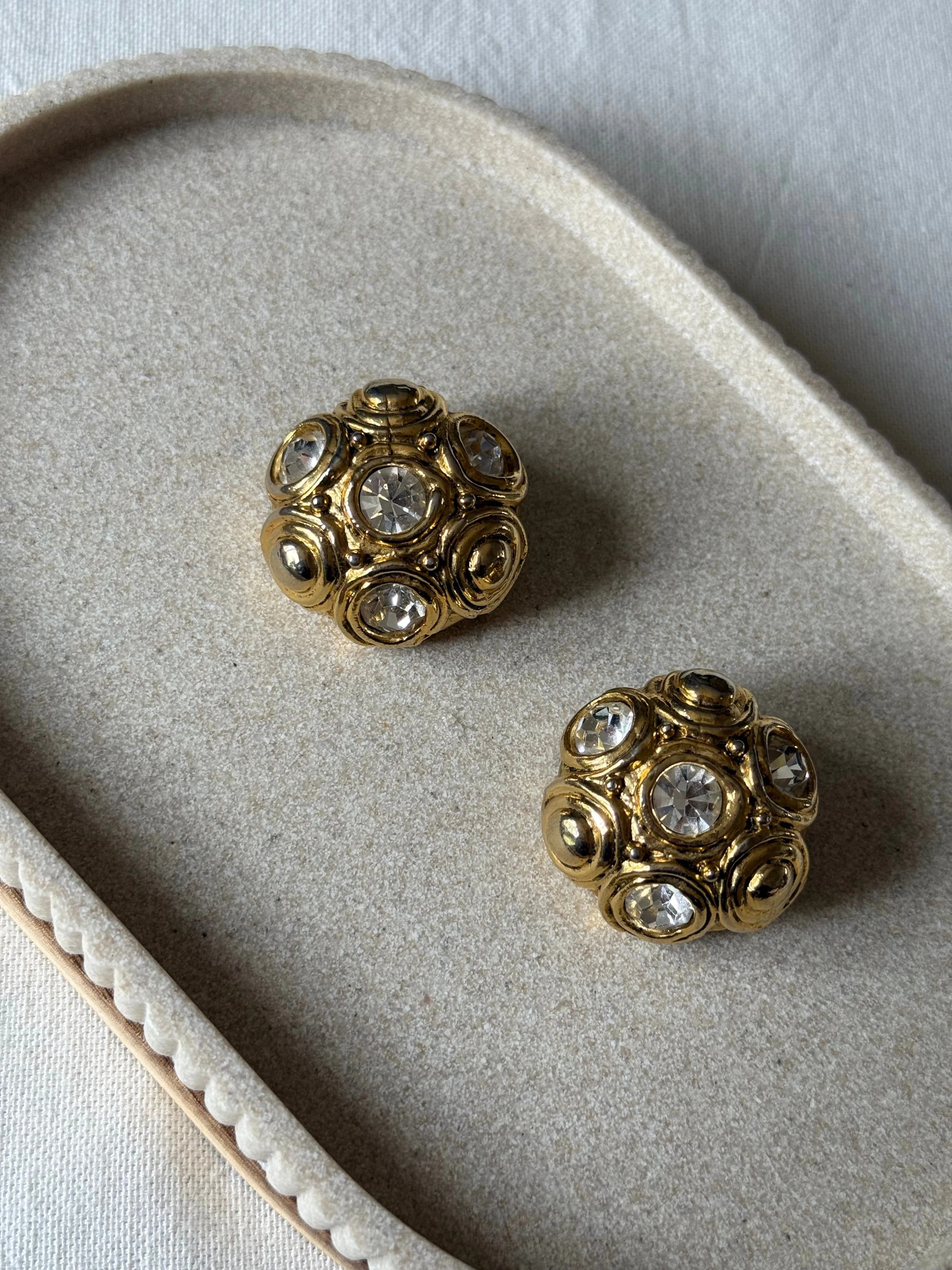 Boucles D’Oreilles Vintage - Résine Dorée Et Strass - Image 3