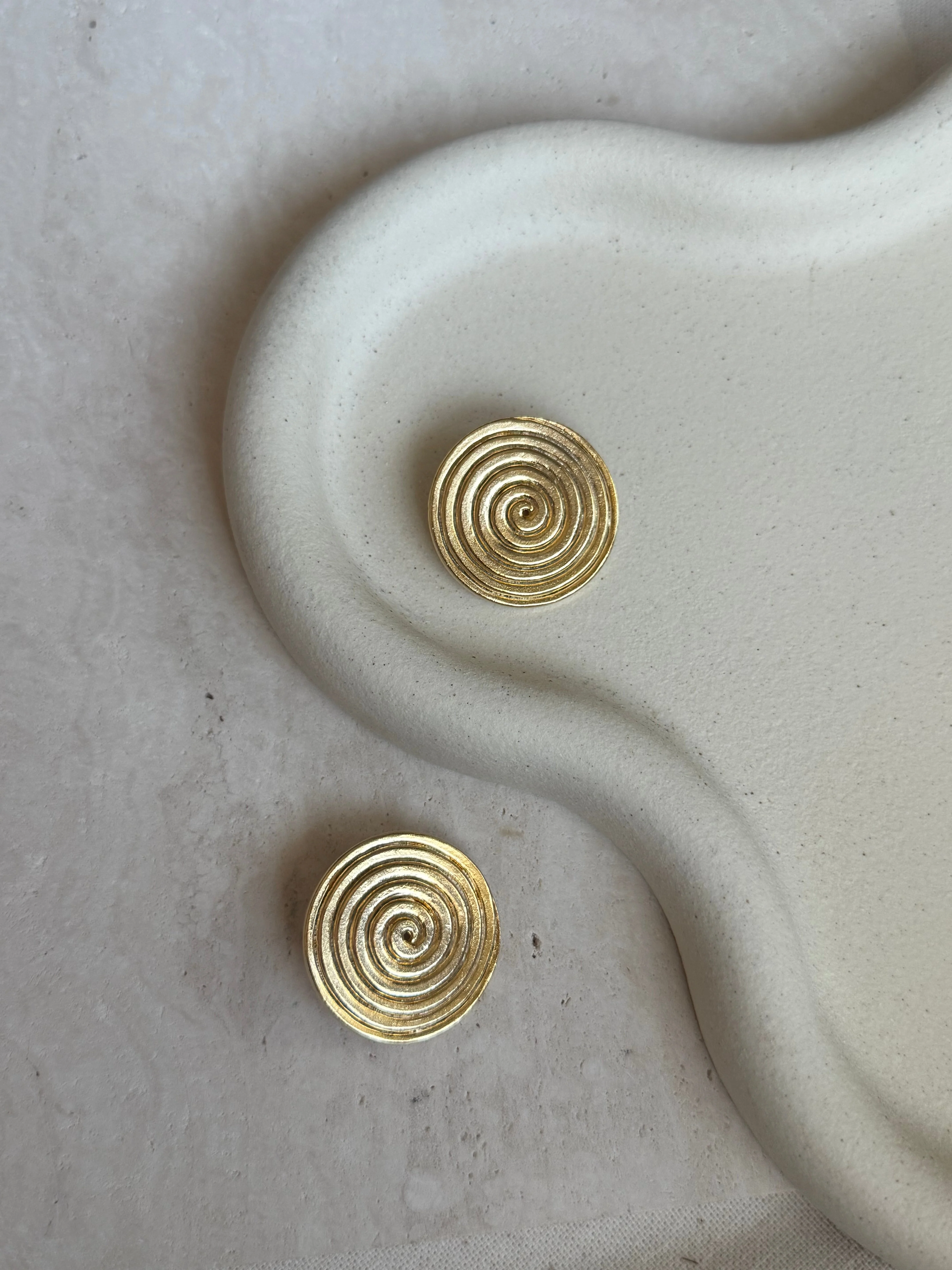 Boucles D’Oreilles Vintage Spirales Dorées - Image 2