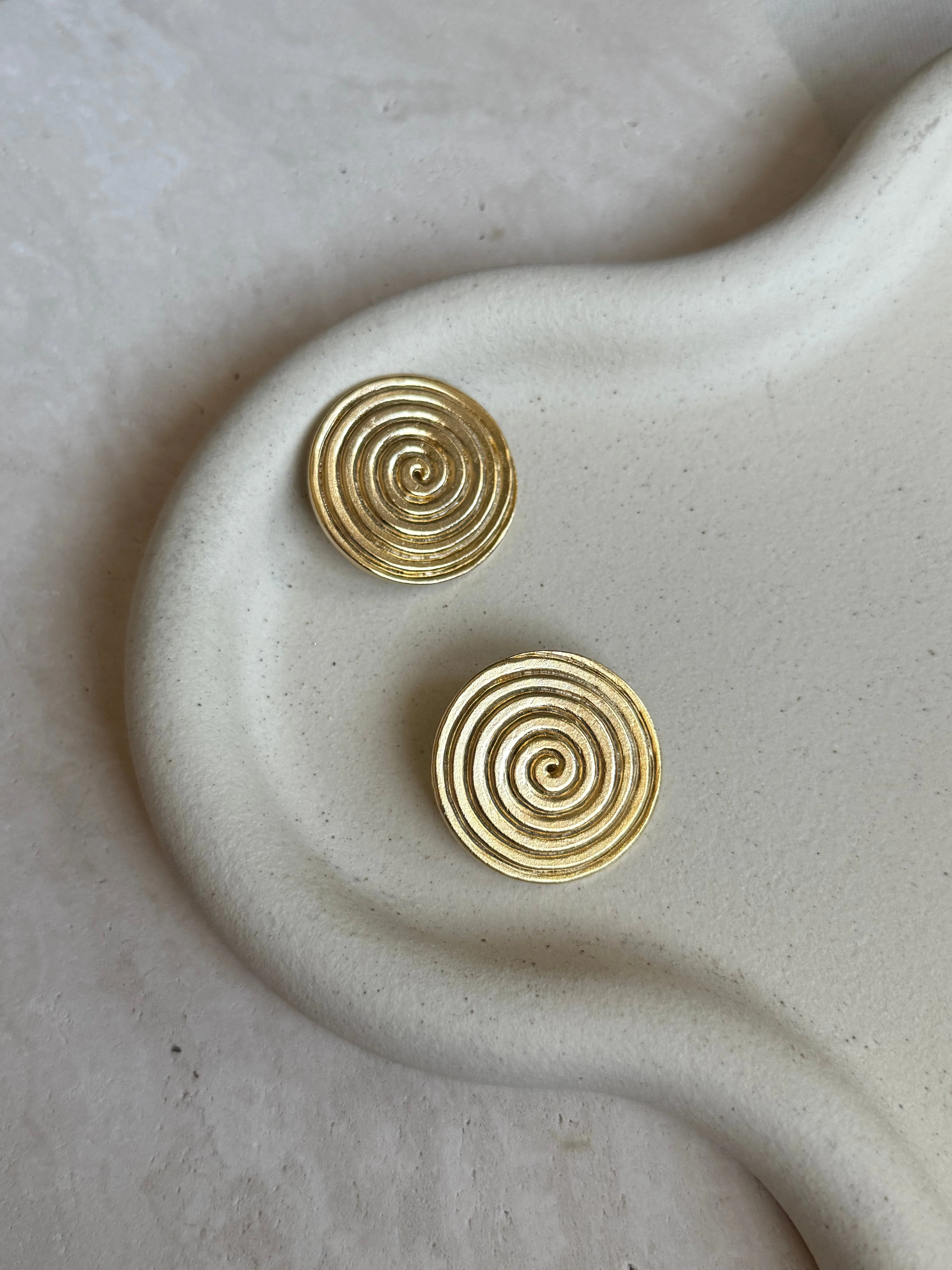 Boucles D’Oreilles Vintage Spirales Dorées - Image 3
