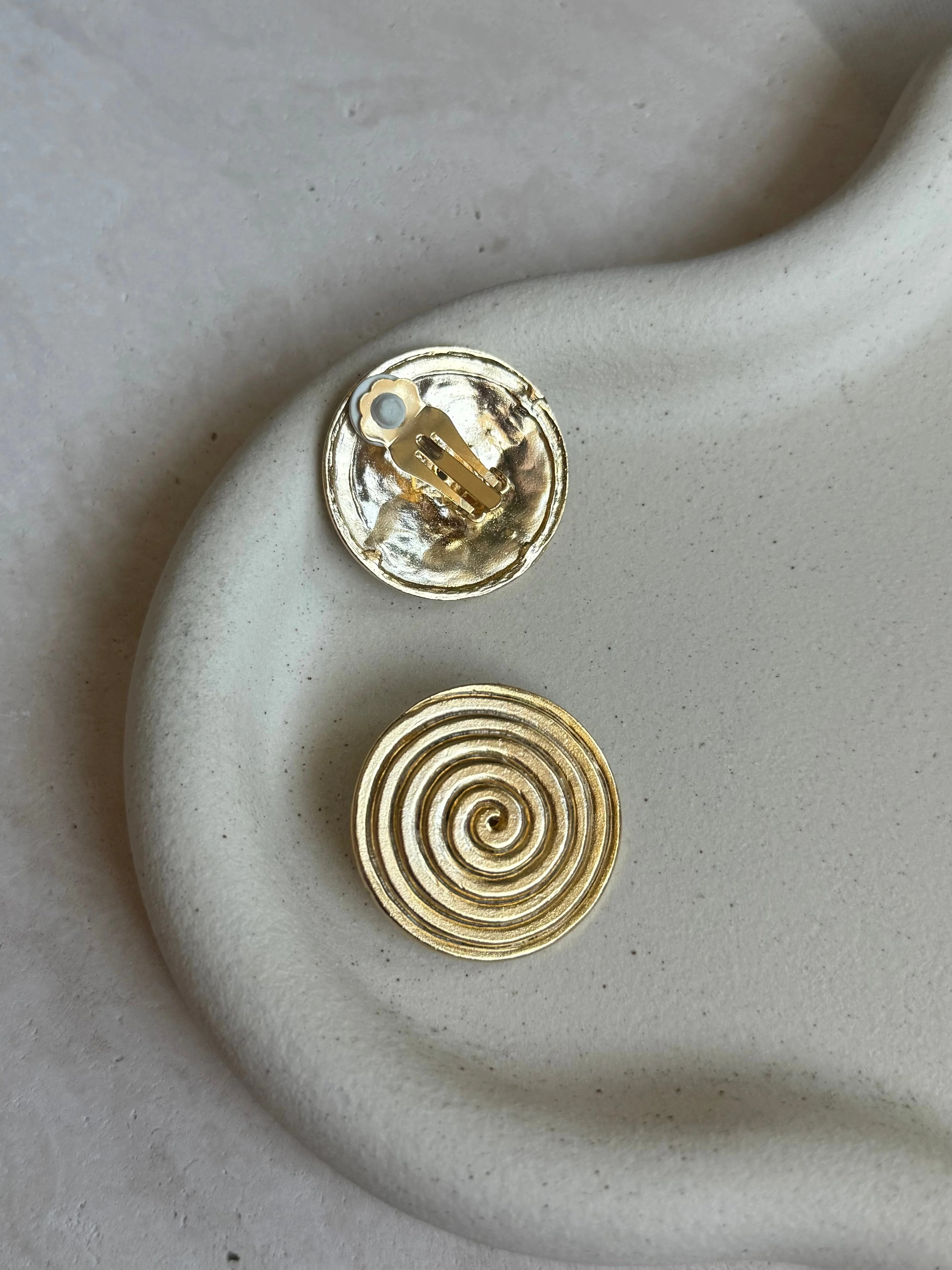 Boucles D’Oreilles Vintage Spirales Dorées - Image 4