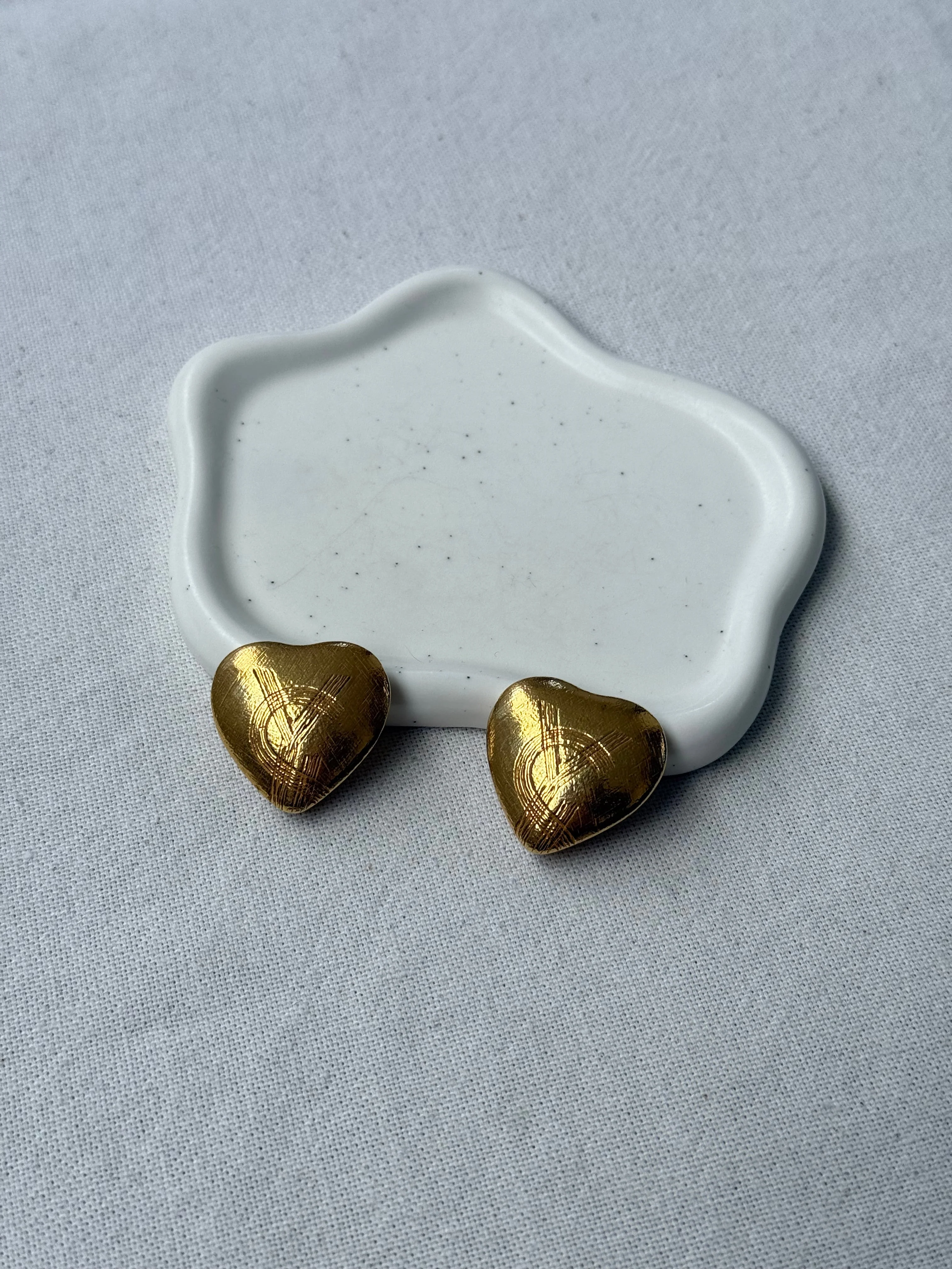 Boucles D’Oreilles Ysl Vintage - Cœurs Dorés Avec Inscriptions - Image 2