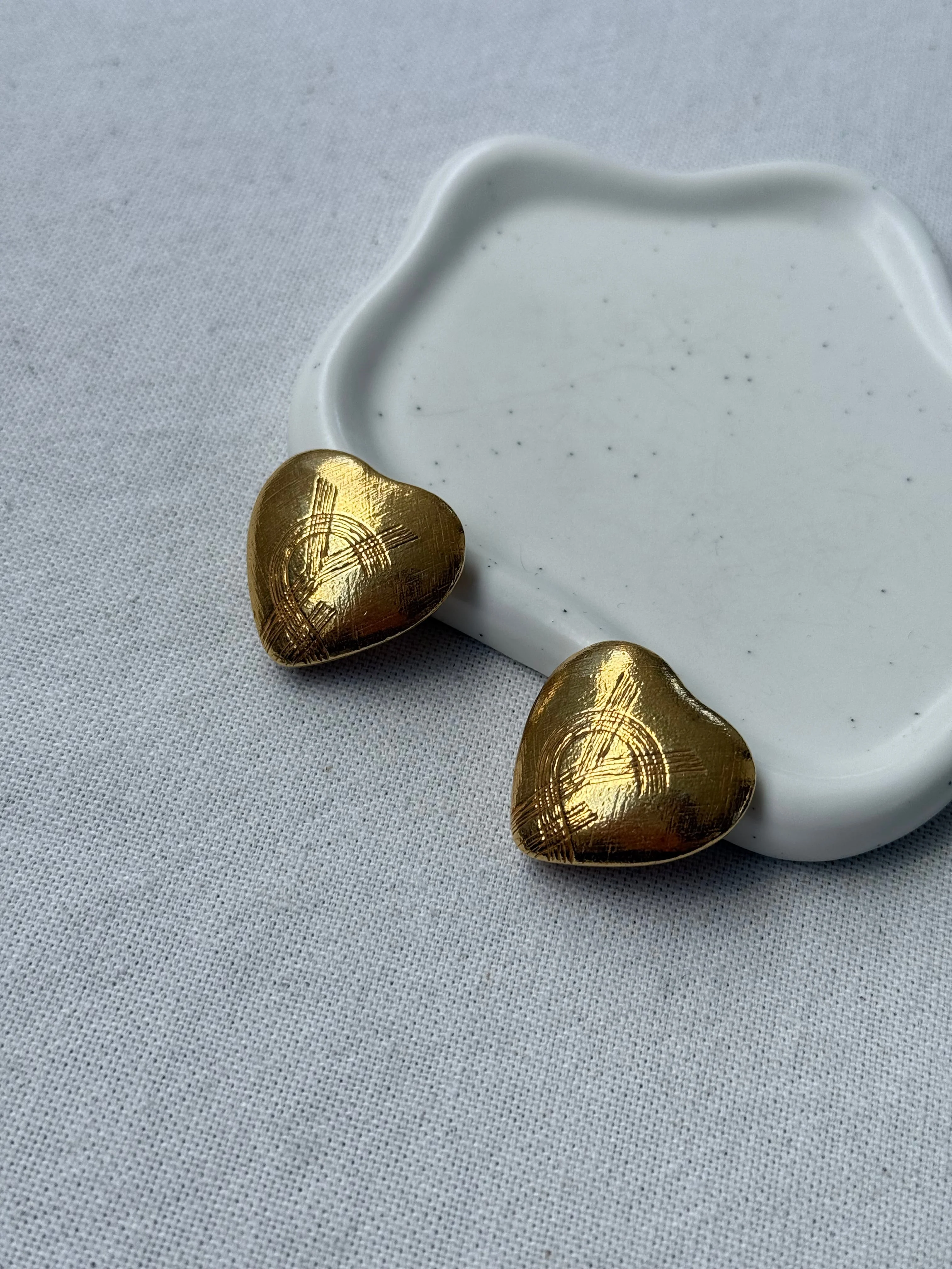 Boucles D’Oreilles Ysl Vintage - Cœurs Dorés Avec Inscriptions - Image 3