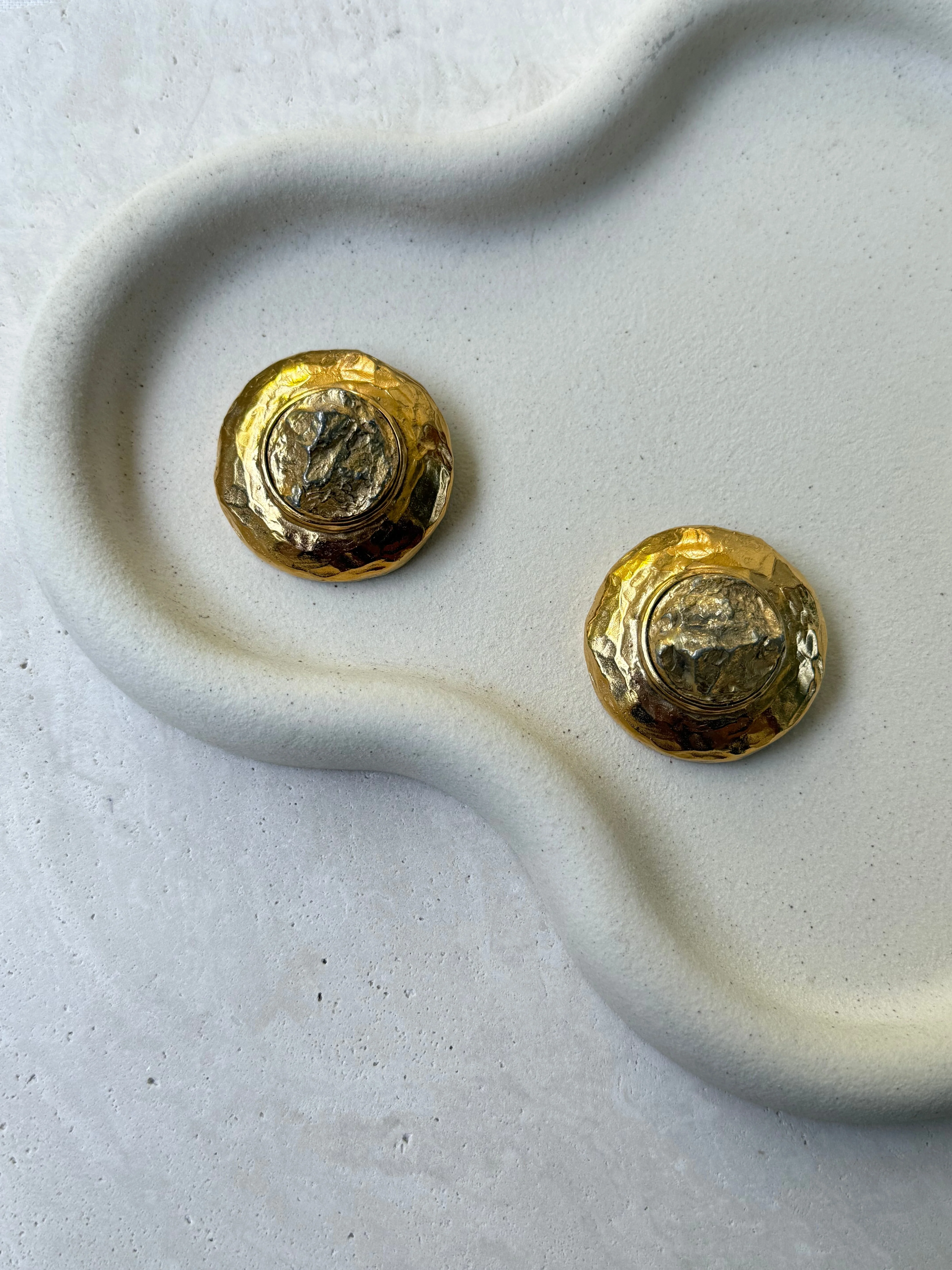 Boucles D’Oreilles Ysl Vintage - Relief Martelé Xxl - Image 2