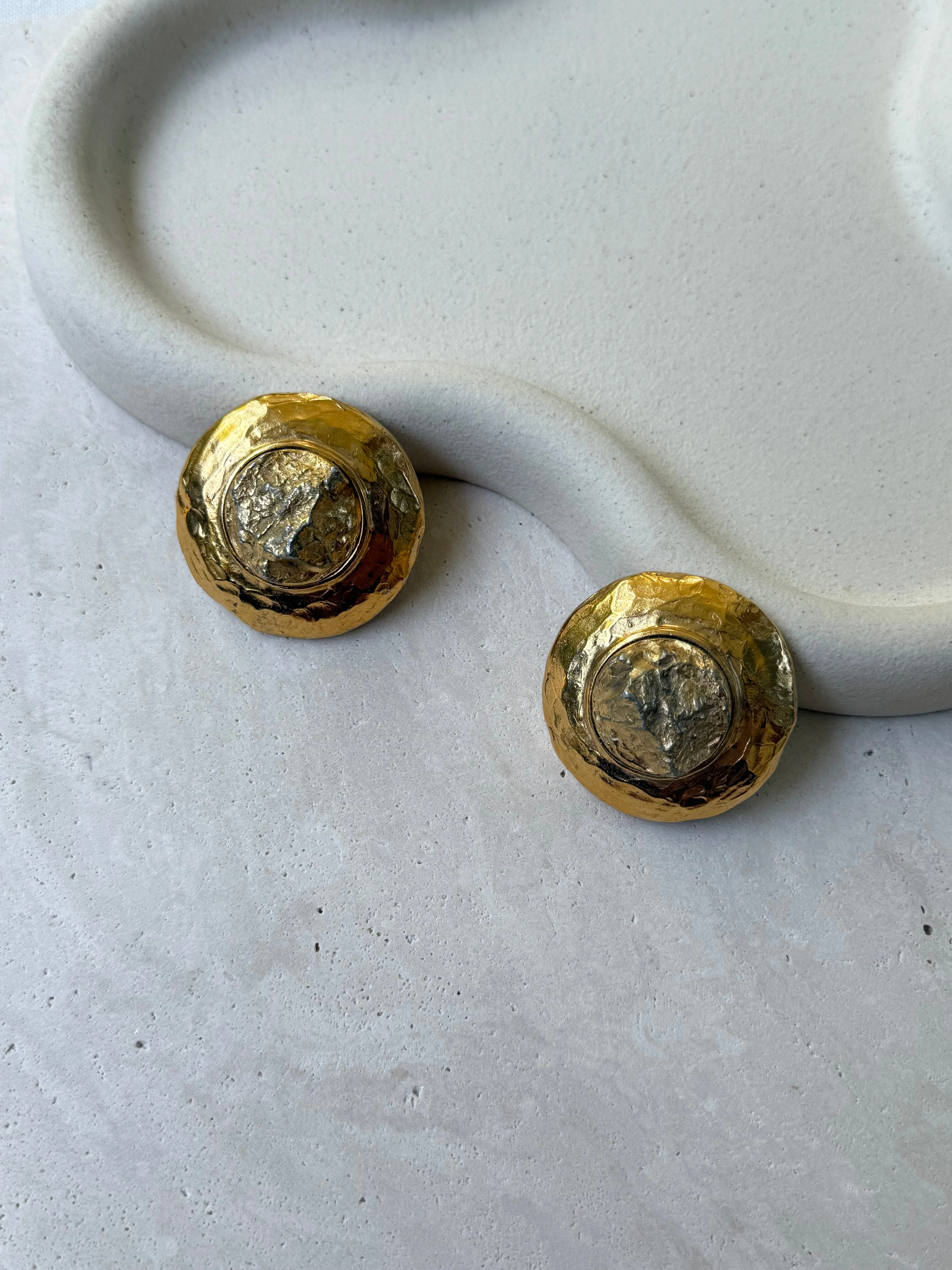 Boucles D’Oreilles Ysl Vintage - Relief Martelé Xxl - Image 3