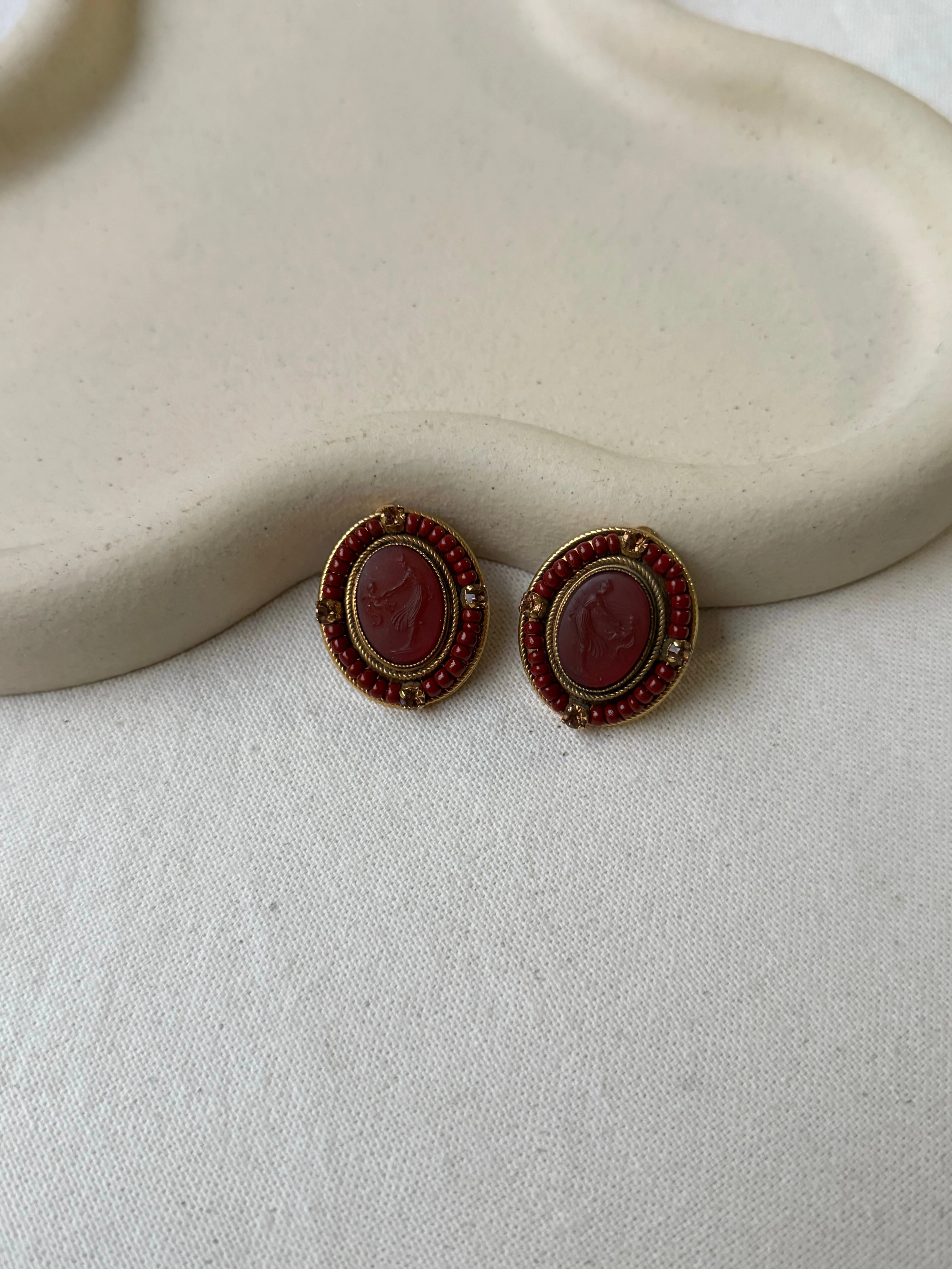 Zoé Coste - Boucles D’Oreilles Pour Réminiscence Vintage - Camées Bordeaux - Image 2
