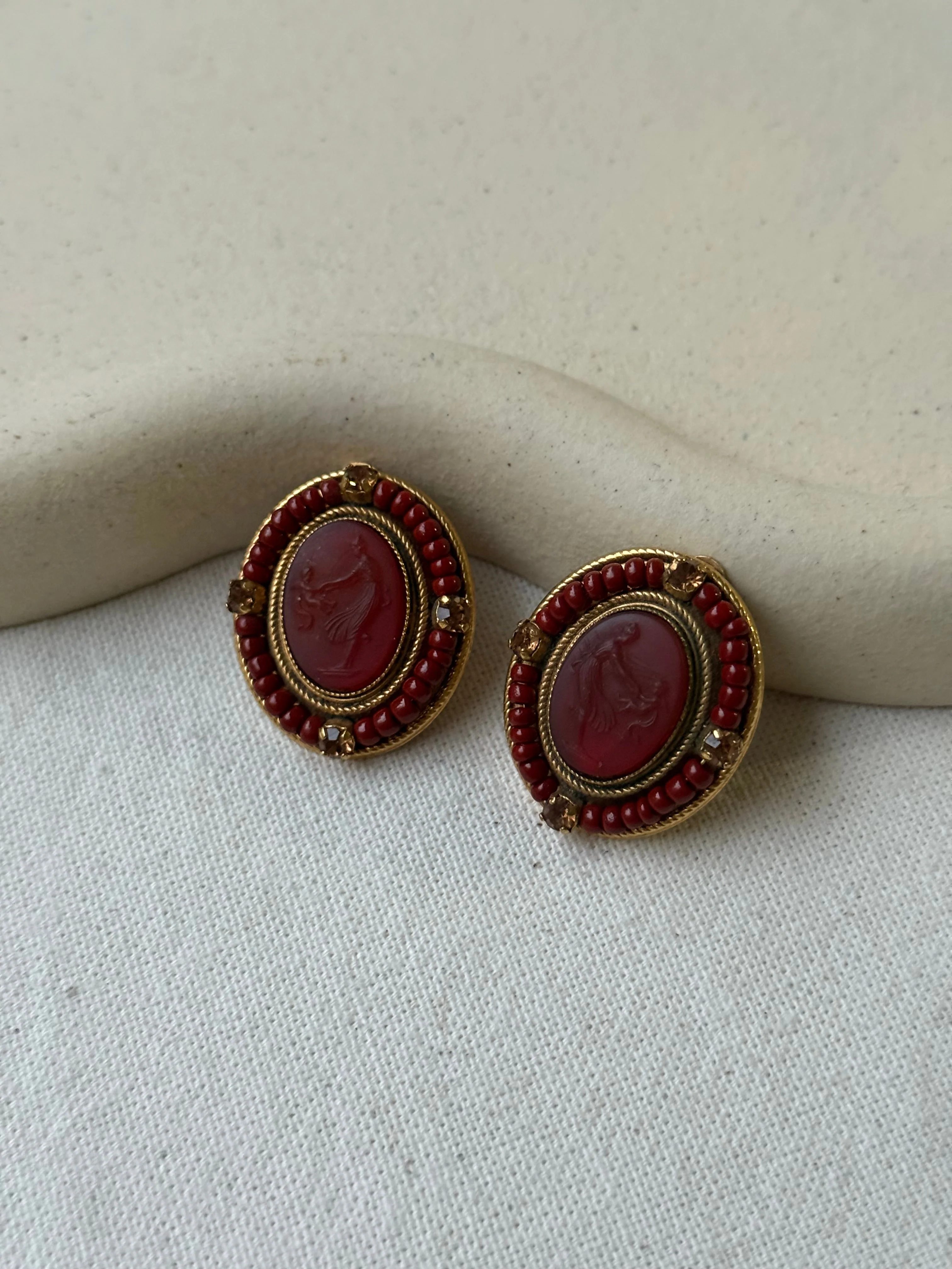 Zoé Coste - Boucles D’Oreilles Pour Réminiscence Vintage - Camées Bordeaux - Image 3