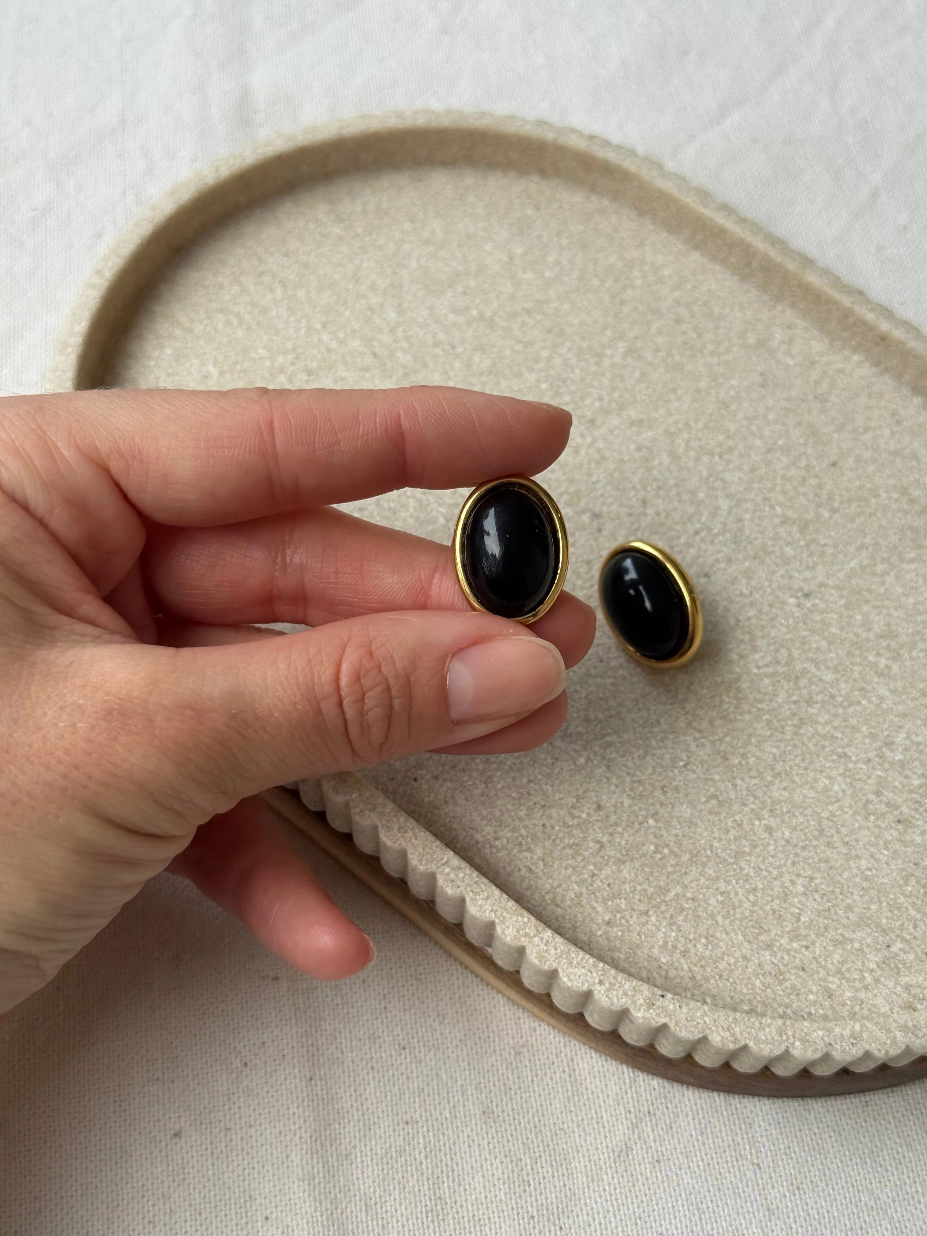 Boucles D'Oreilles Trifari Vintage - Ovales Cabochon Noir (Oreilles Percées) - Image 4