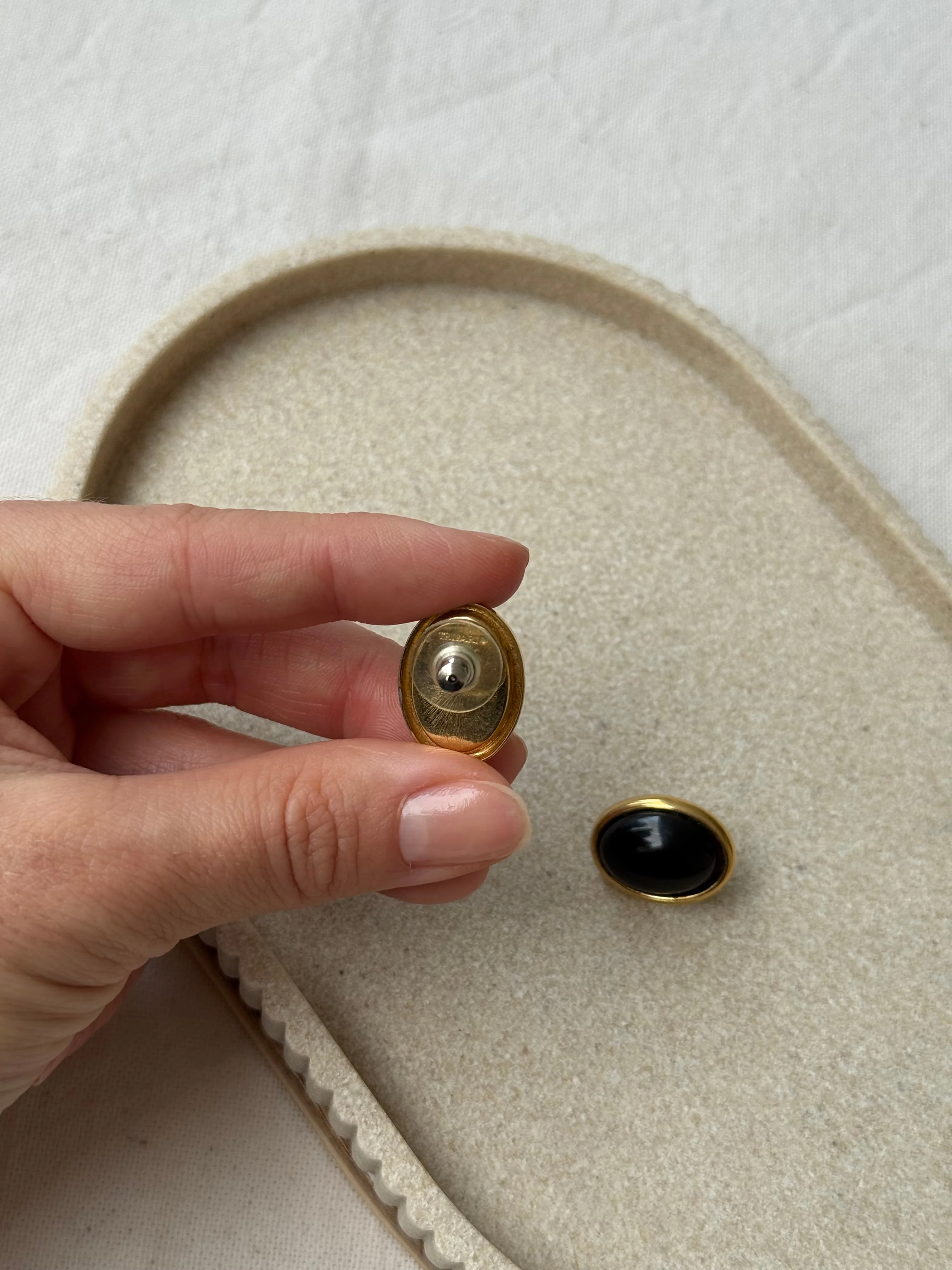 Boucles D'Oreilles Trifari Vintage - Ovales Cabochon Noir (Oreilles Percées) - Image 5
