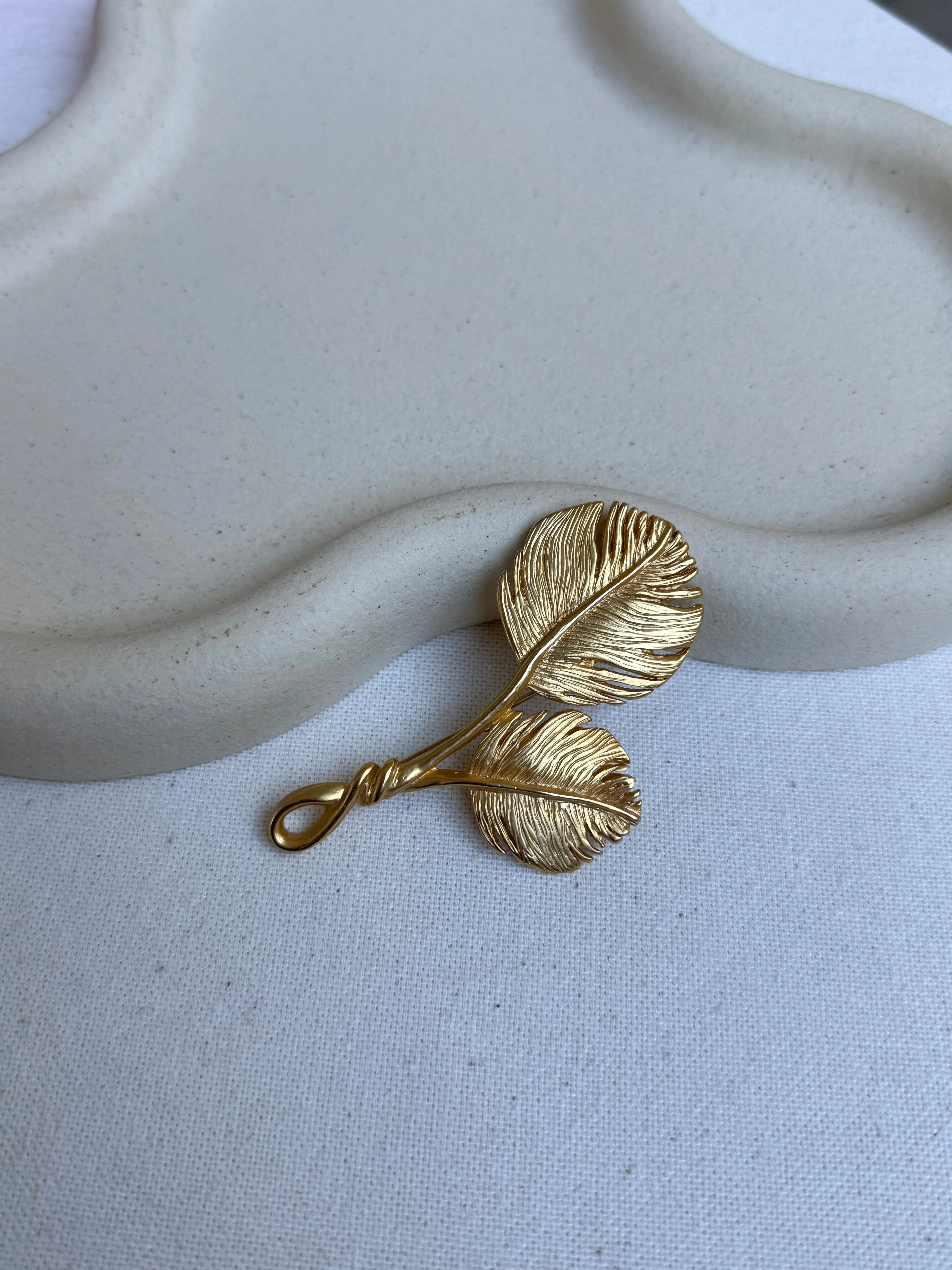 Broche Guy Laroche Vintage - Feuilles Dorées Entrelacées - Image 2