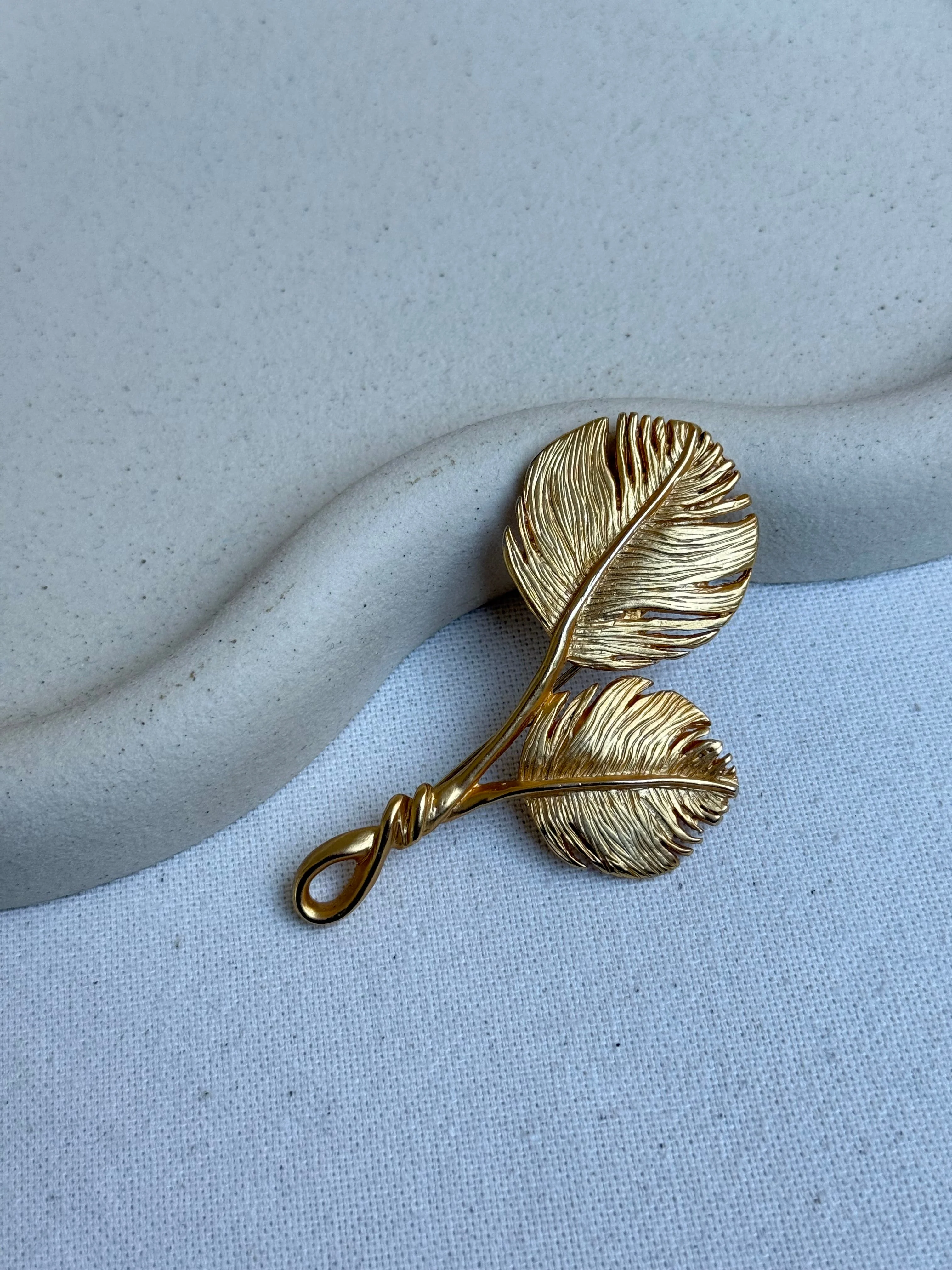 Broche Guy Laroche Vintage - Feuilles Dorées Entrelacées - Image 3