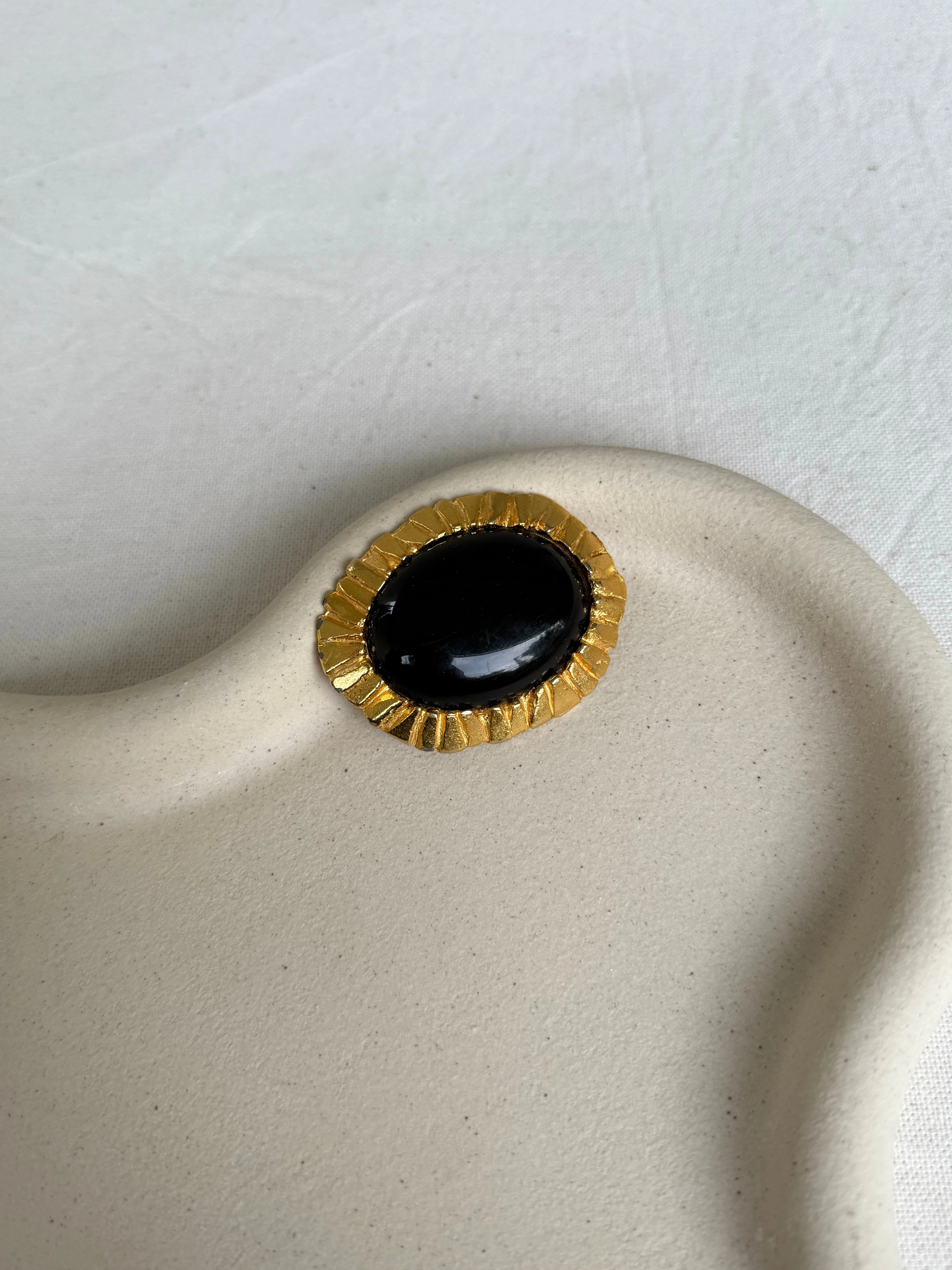 Poggi - Broche Vintage - Cabochon Noir Et Monture Dorée Texturée - Image 2