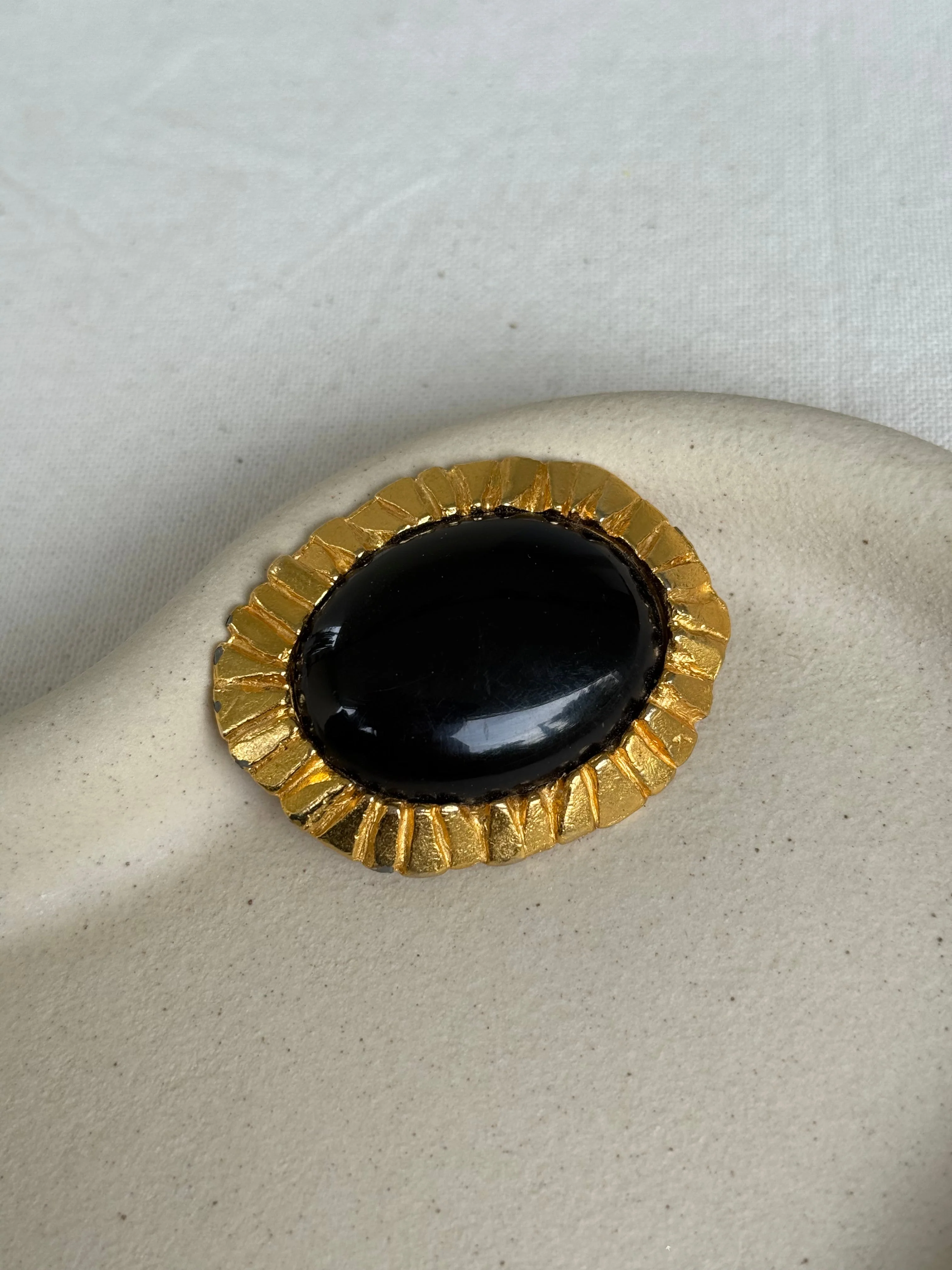 Poggi - Broche Vintage - Cabochon Noir Et Monture Dorée Texturée - Image 3