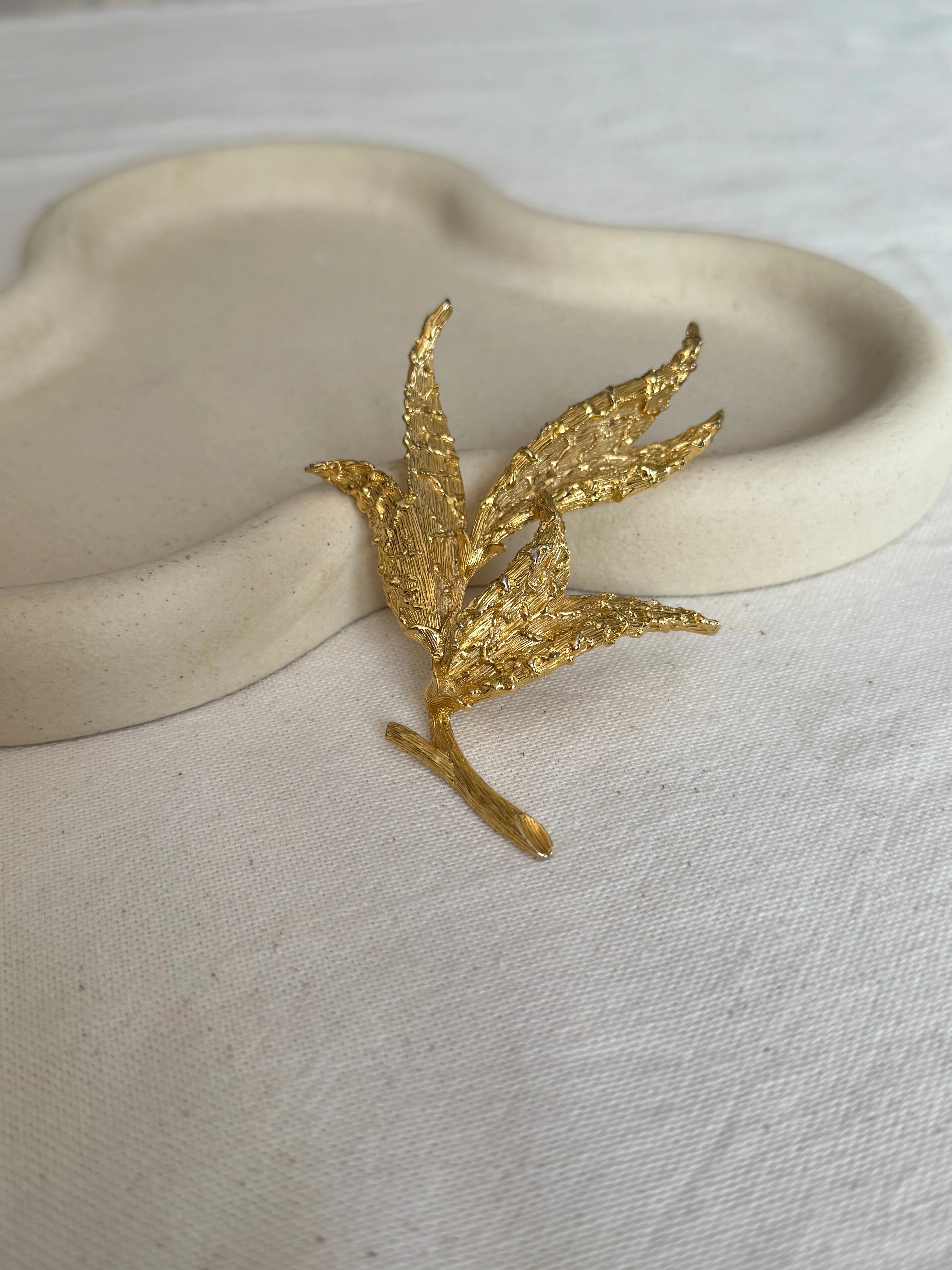 Broche Sphinx Vintage - Feuillage Doré Texturé - Image 2