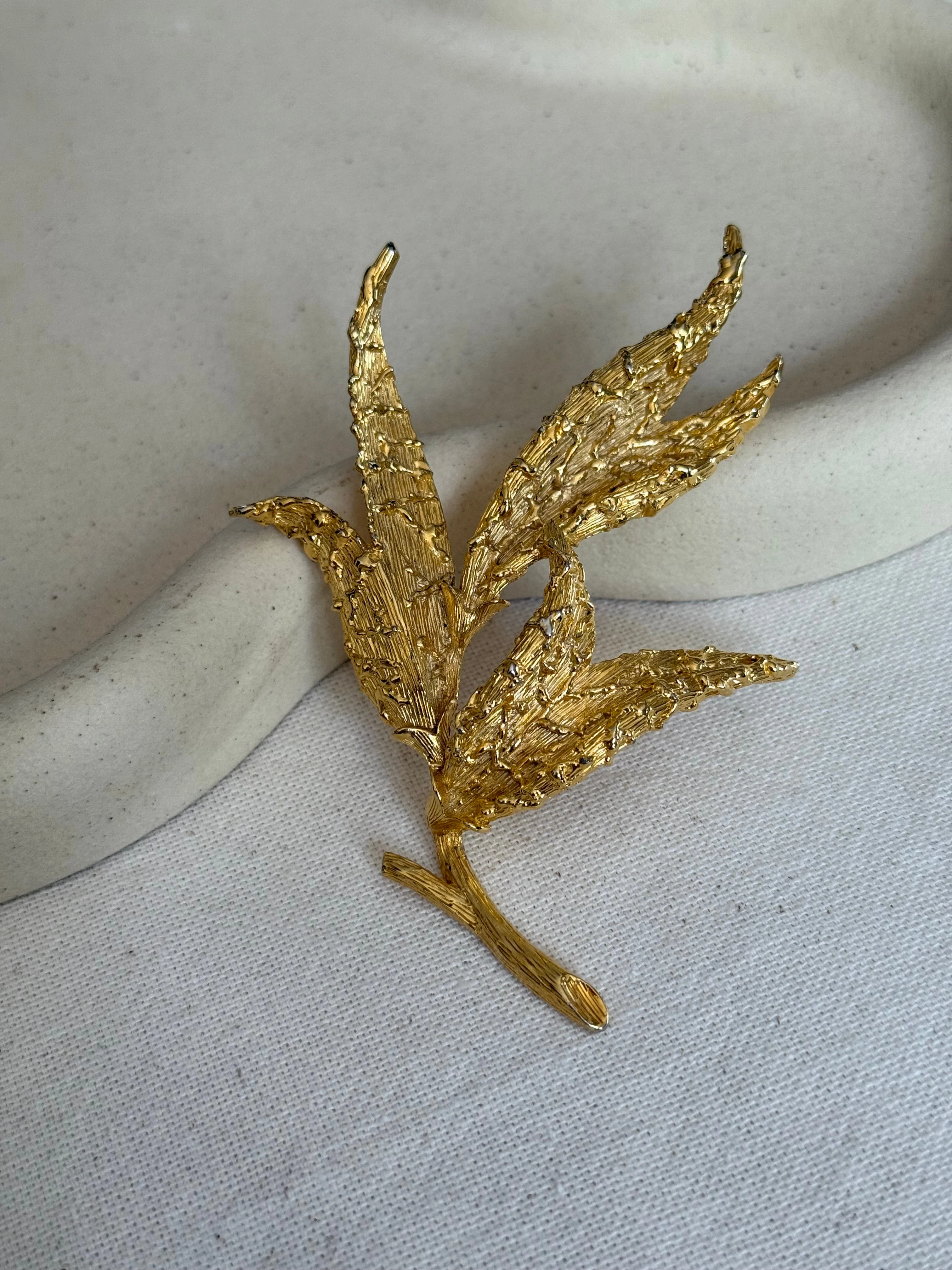 Broche Sphinx Vintage - Feuillage Doré Texturé - Image 3