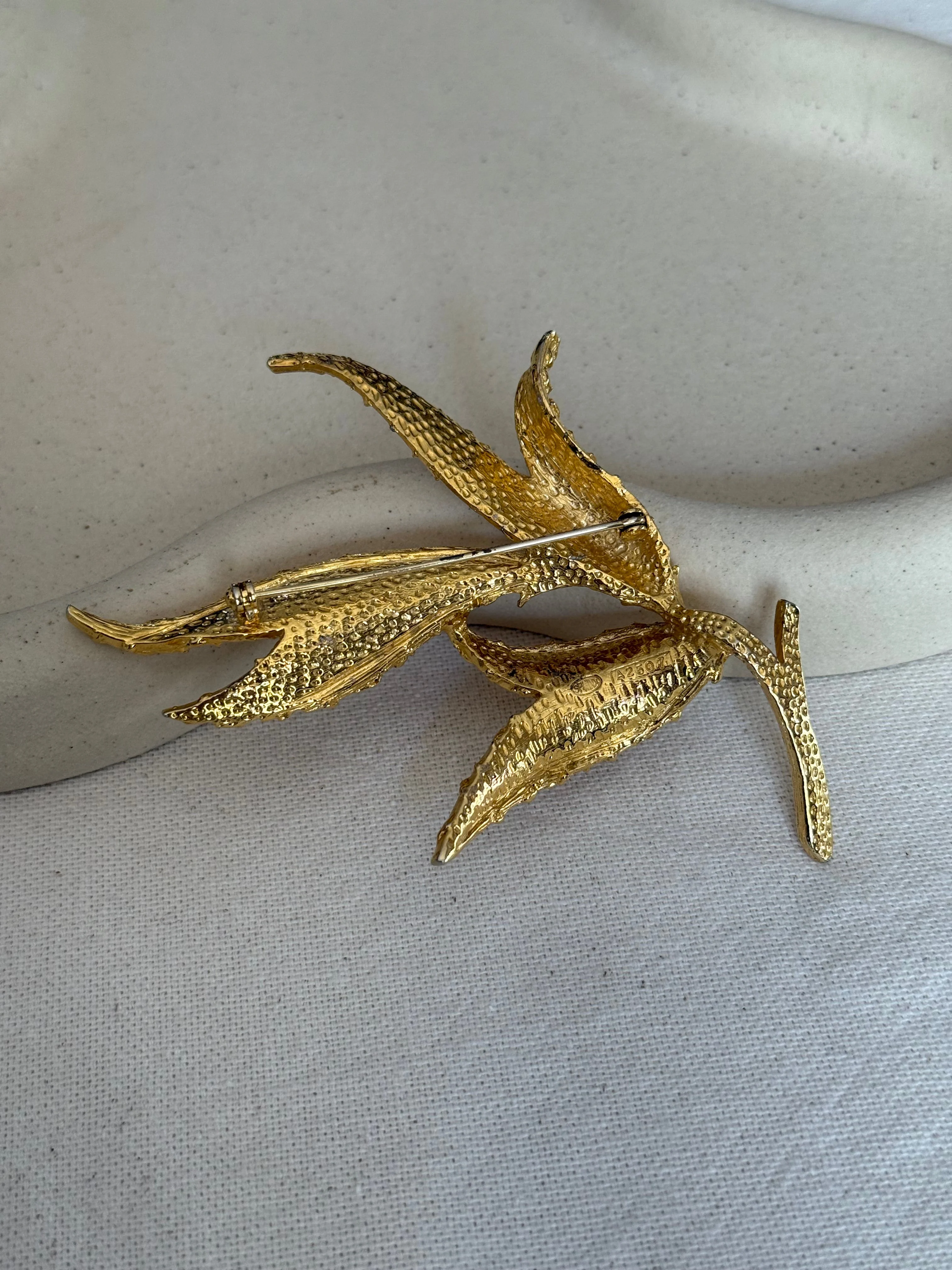 Broche Sphinx Vintage - Feuillage Doré Texturé - Image 4