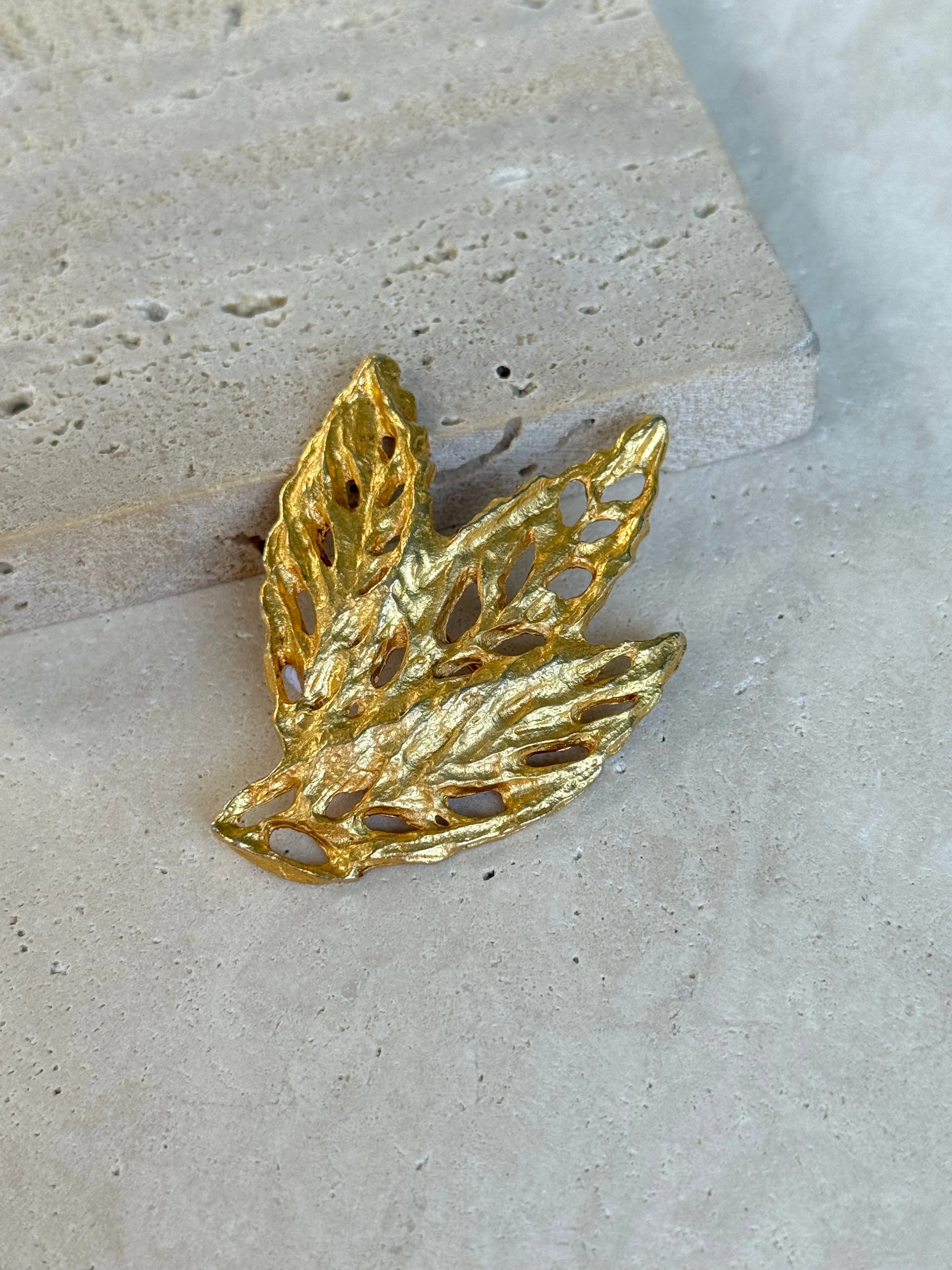 Valérie Viloin Labbé - Broche Vintage - Feuille Dorée Ajourée - Image 2