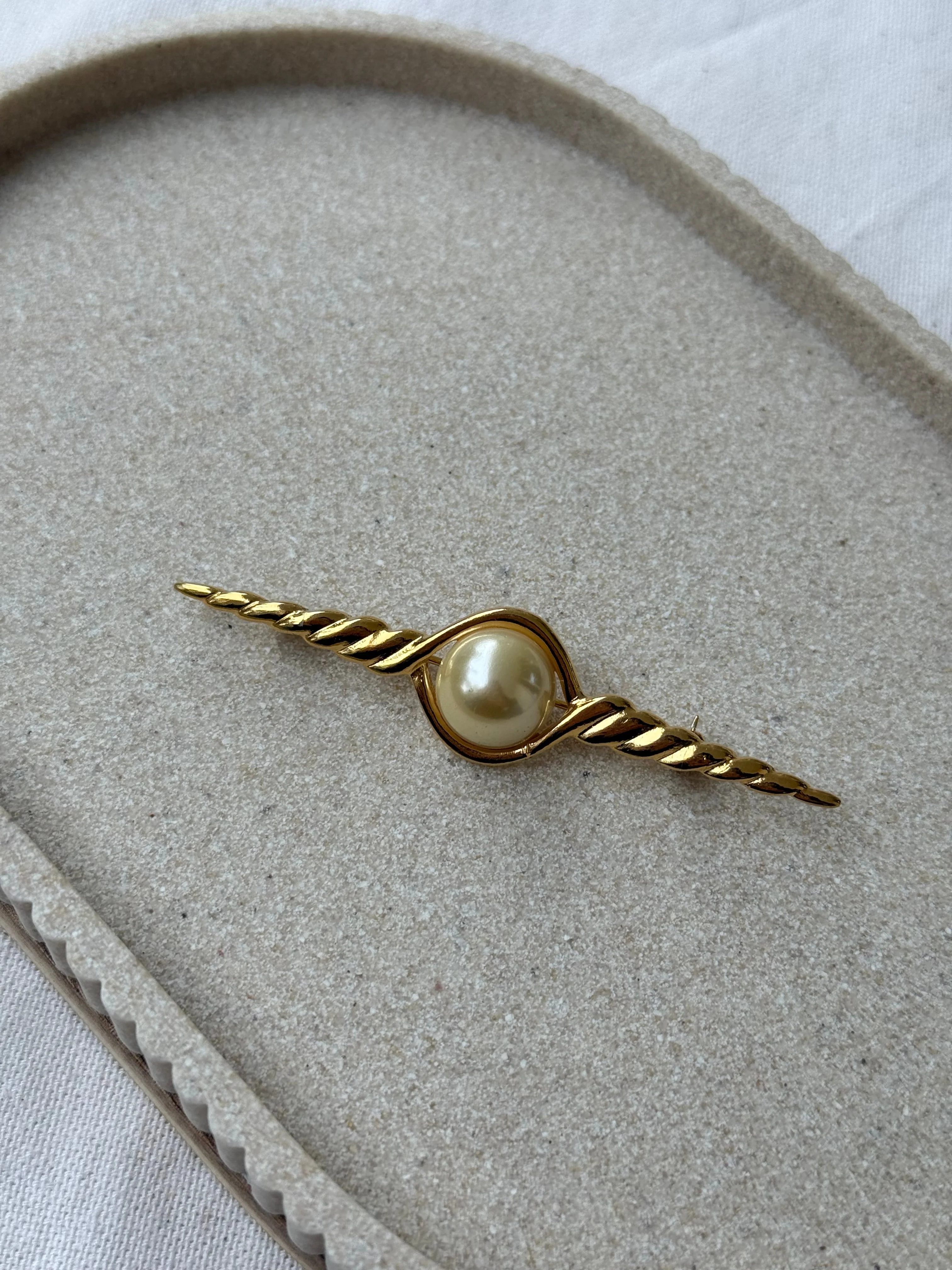 Broche Vintage - Forme Barrette Torsadée Et Perle - Image 3