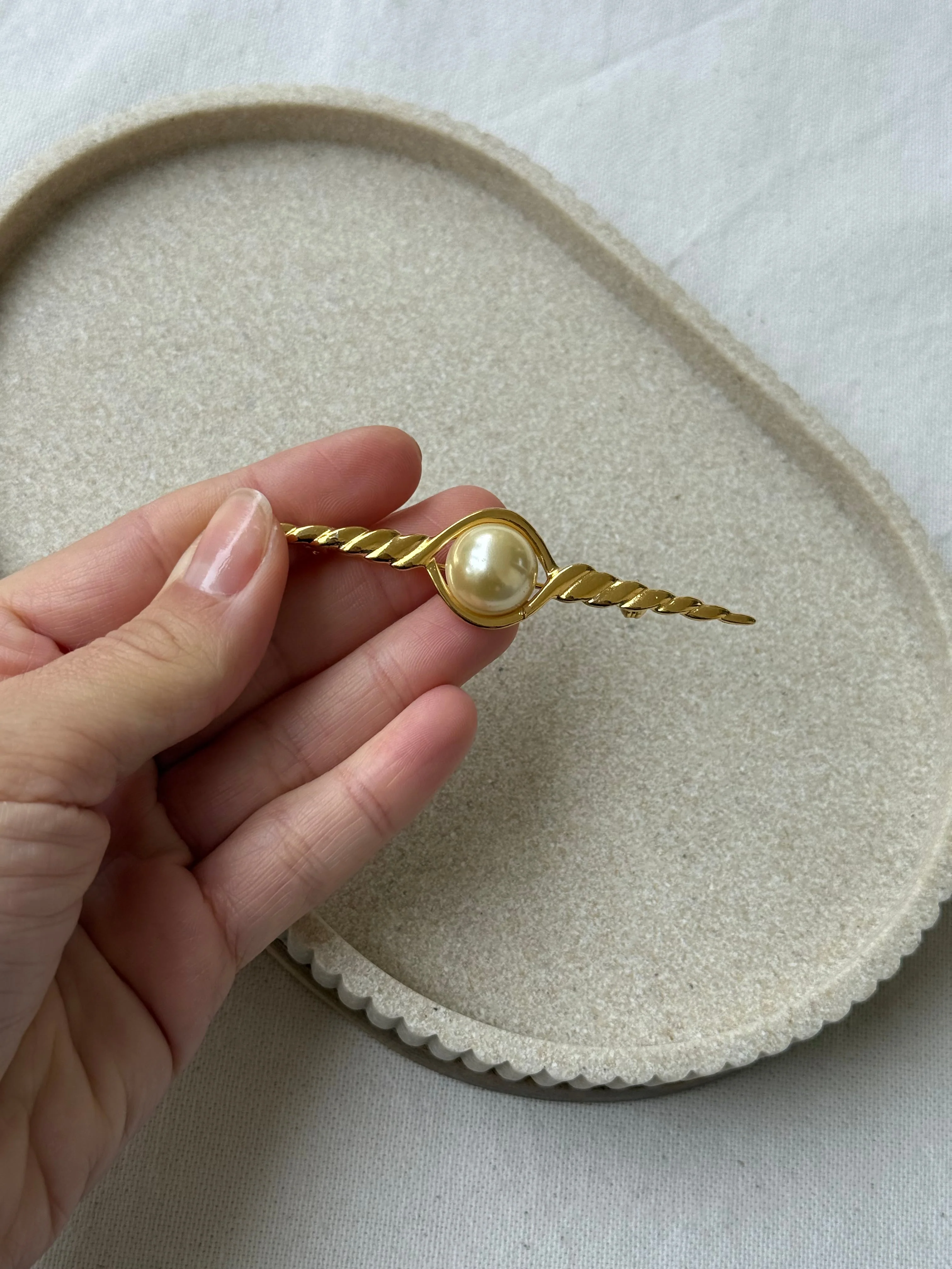 Broche Vintage - Forme Barrette Torsadée Et Perle - Image 4