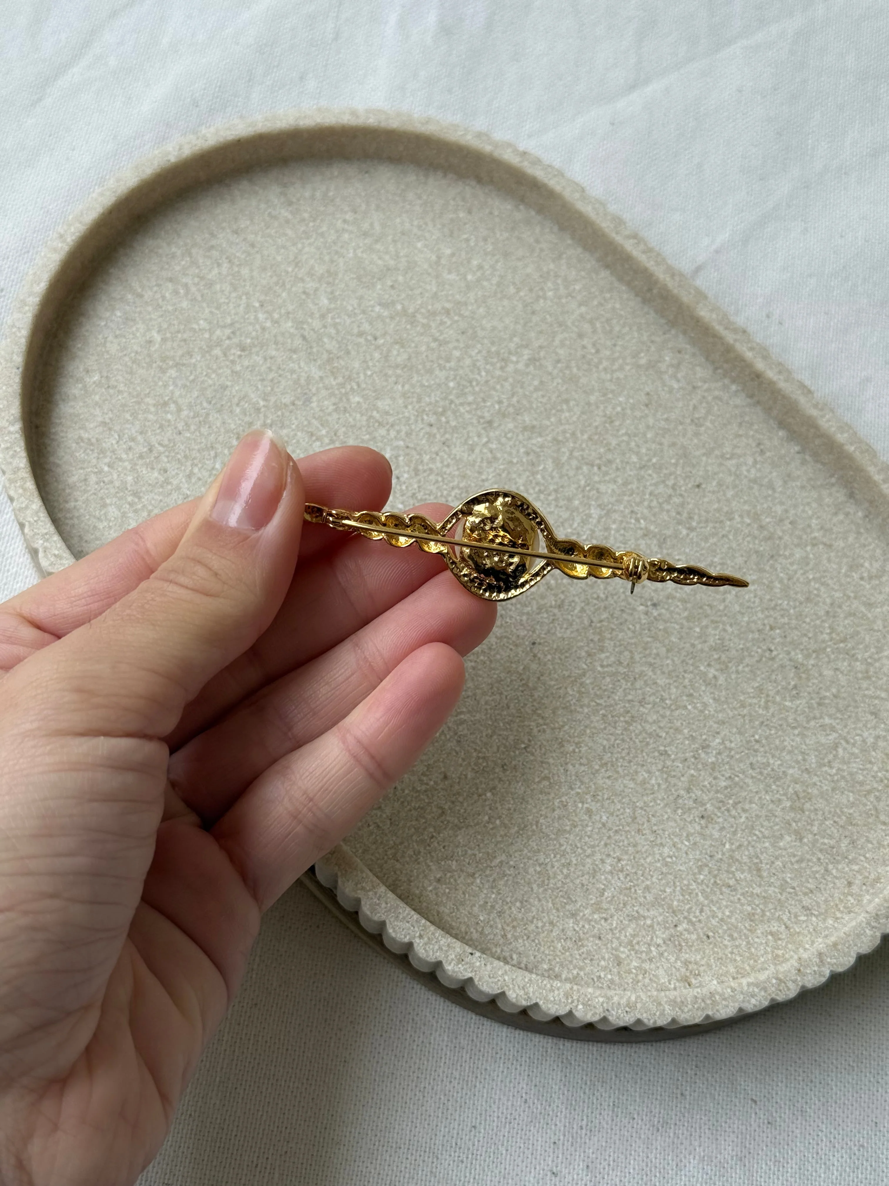 Broche Vintage - Forme Barrette Torsadée Et Perle - Image 5