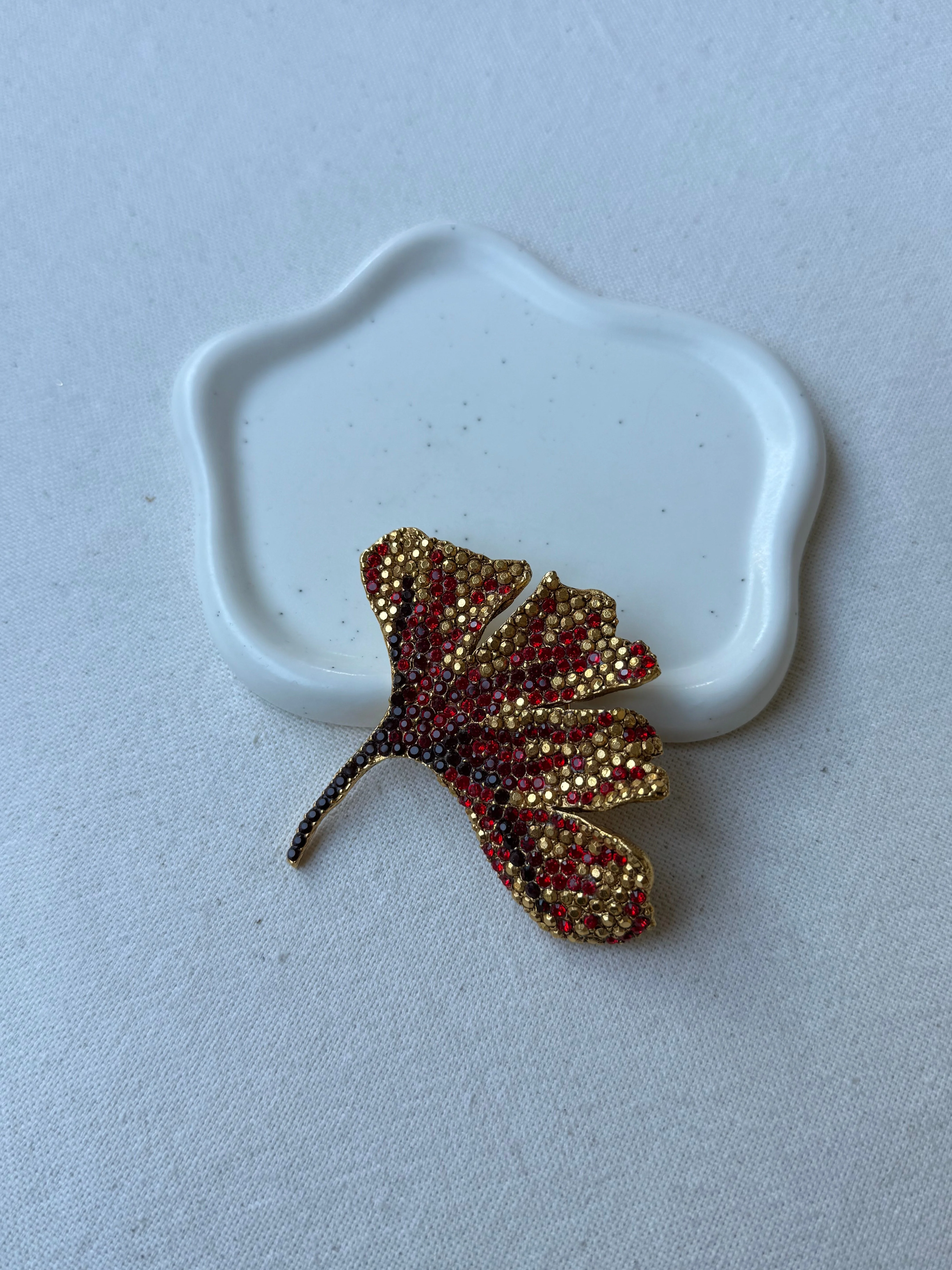 Broche Xavier Loubens Vintage - Feuille Dorée Et Strass Rouge - Image 2