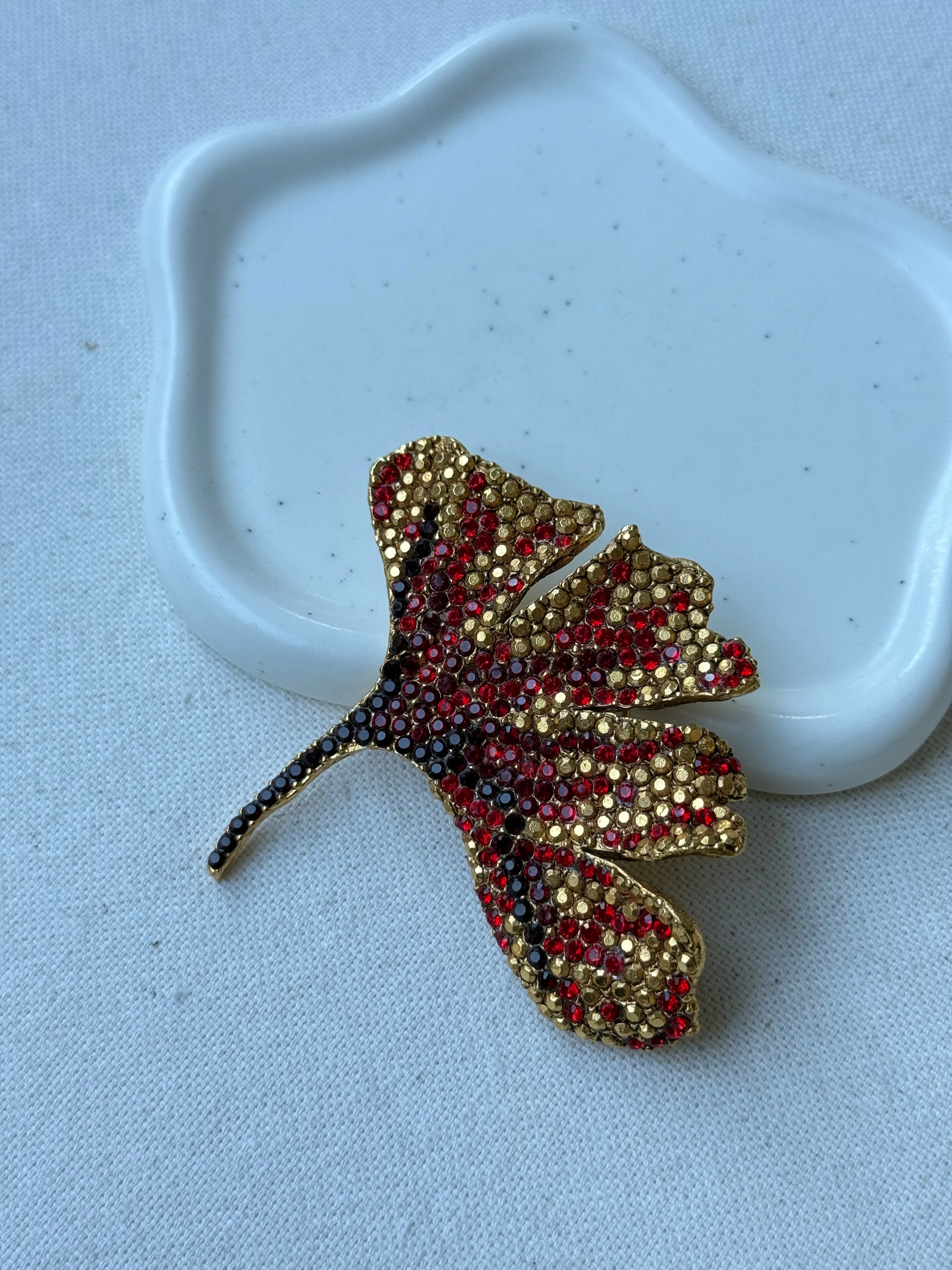 Broche Xavier Loubens Vintage - Feuille Dorée Et Strass Rouge - Image 3