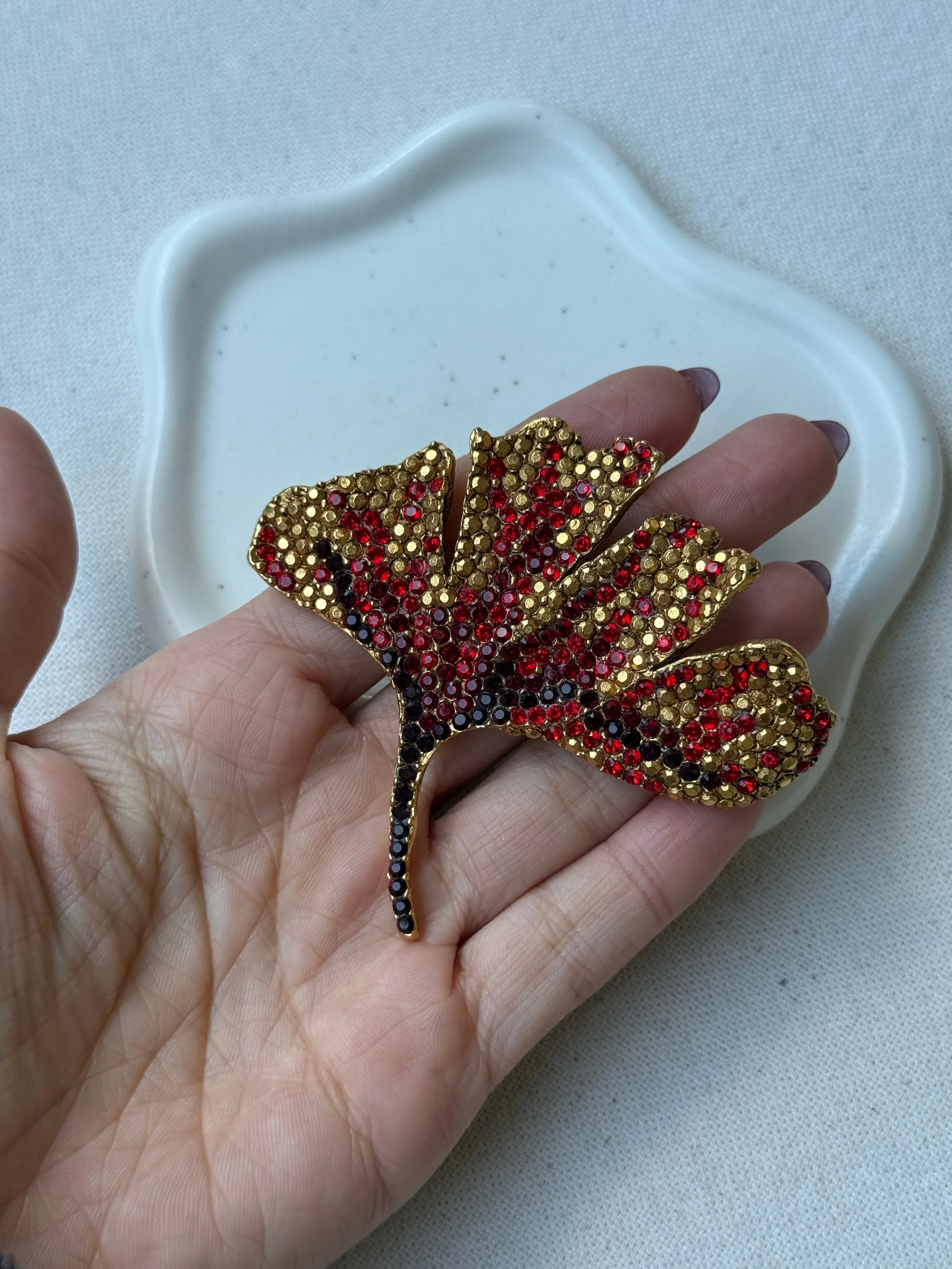 Broche Xavier Loubens Vintage - Feuille Dorée Et Strass Rouge - Image 5