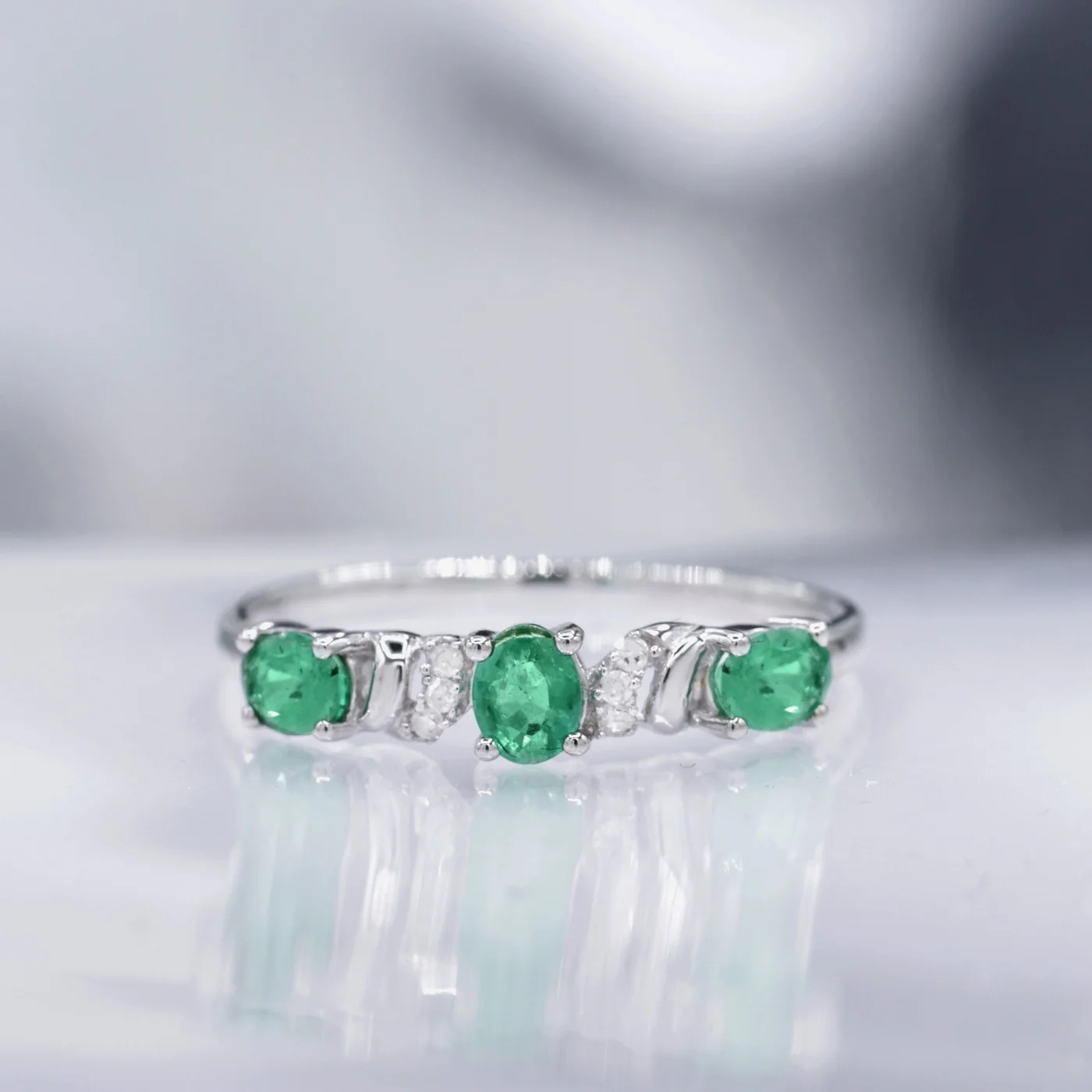 Bague "Abaya" Diamants 0,03/6 & Emeraudes 0,60/3 - Or Blanc 375/1000 - Image 2
