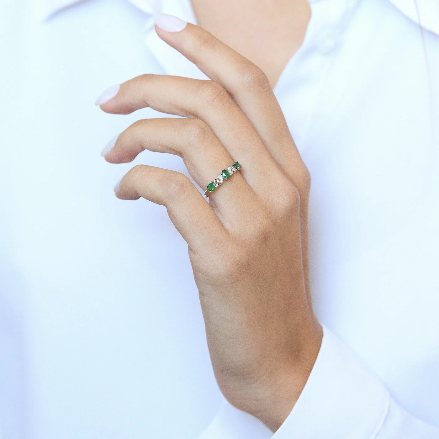 Bague "Abaya" Diamants 0,03/6 & Emeraudes 0,60/3 - Or Blanc 375/1000 - Image 3