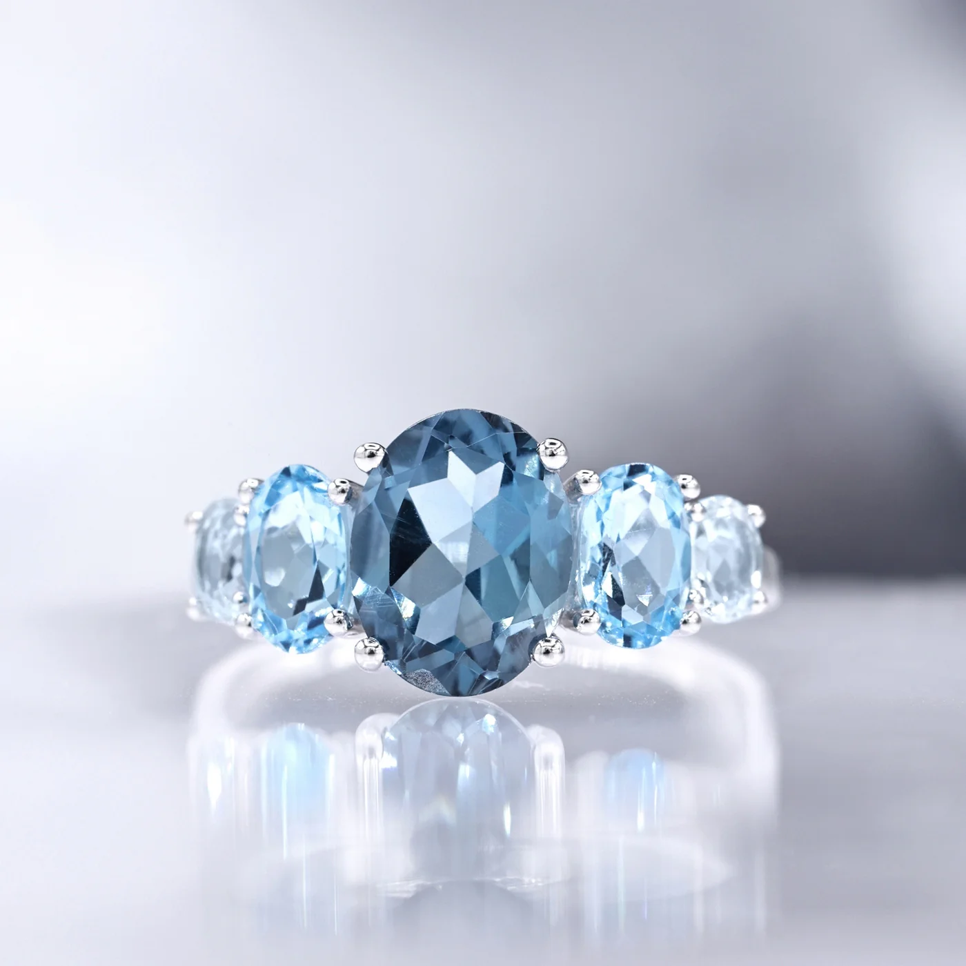 Bague "Blue Hill" Swiss Blue, London Blue Et Sky Blue Topaze - Or Blanc 375/1000 - Image 2