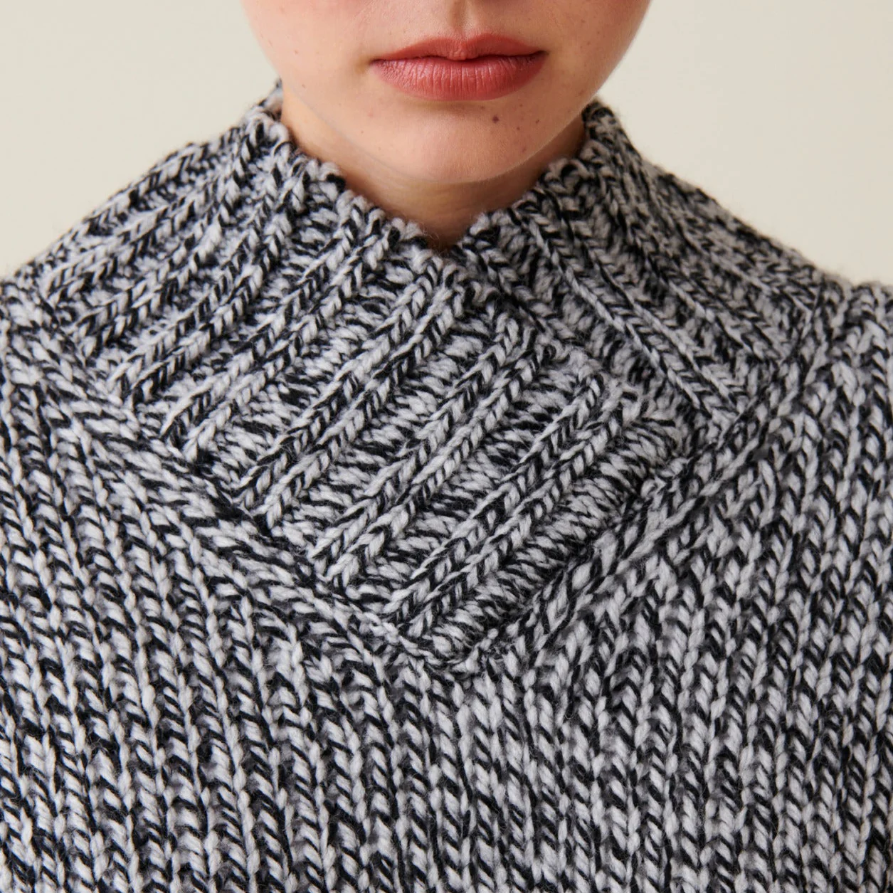 Pull Grosse Maille Col V Gris - Image 3
