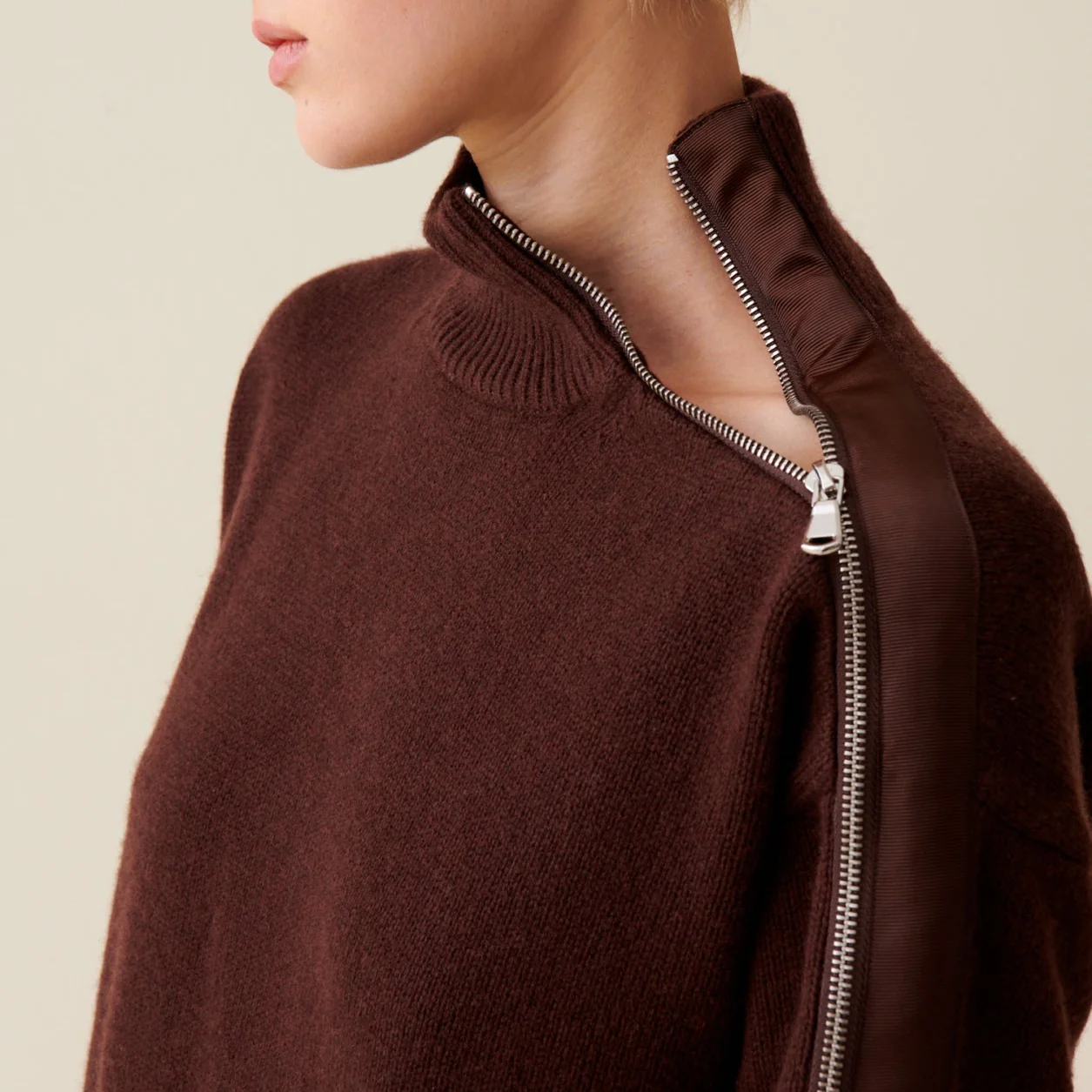 Pull Col Montant Zippé Marron - Image 2