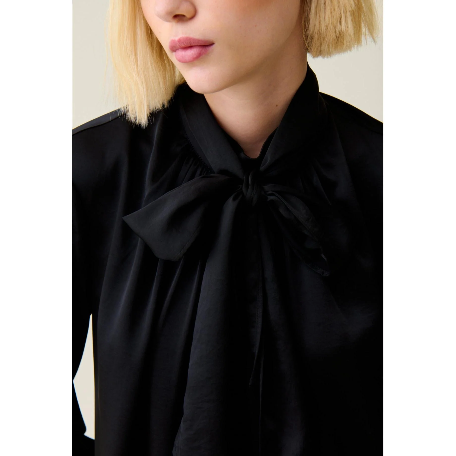 Robe Fluide Col Lavallière Noir - Image 3