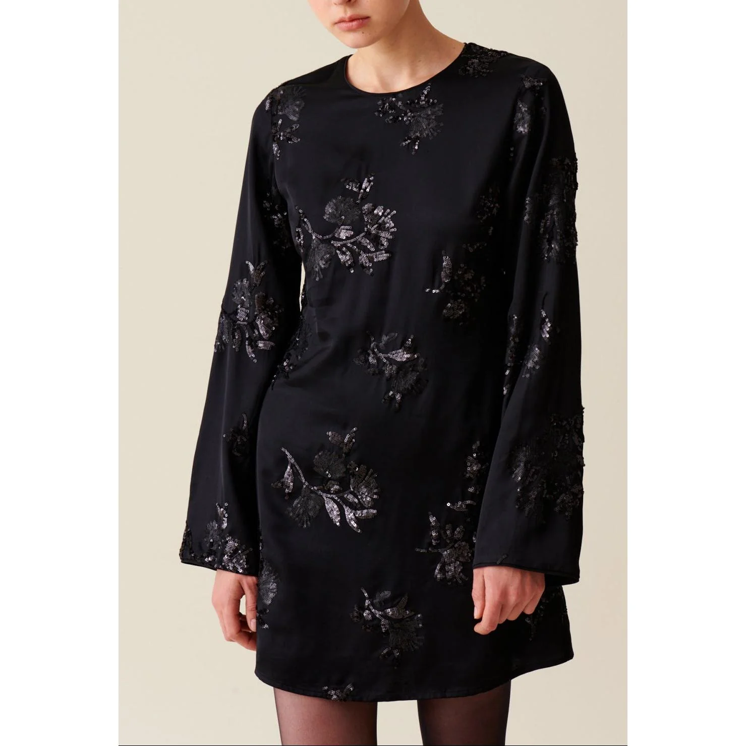 Robe Courte Noire Sequins Brodés - Image 4