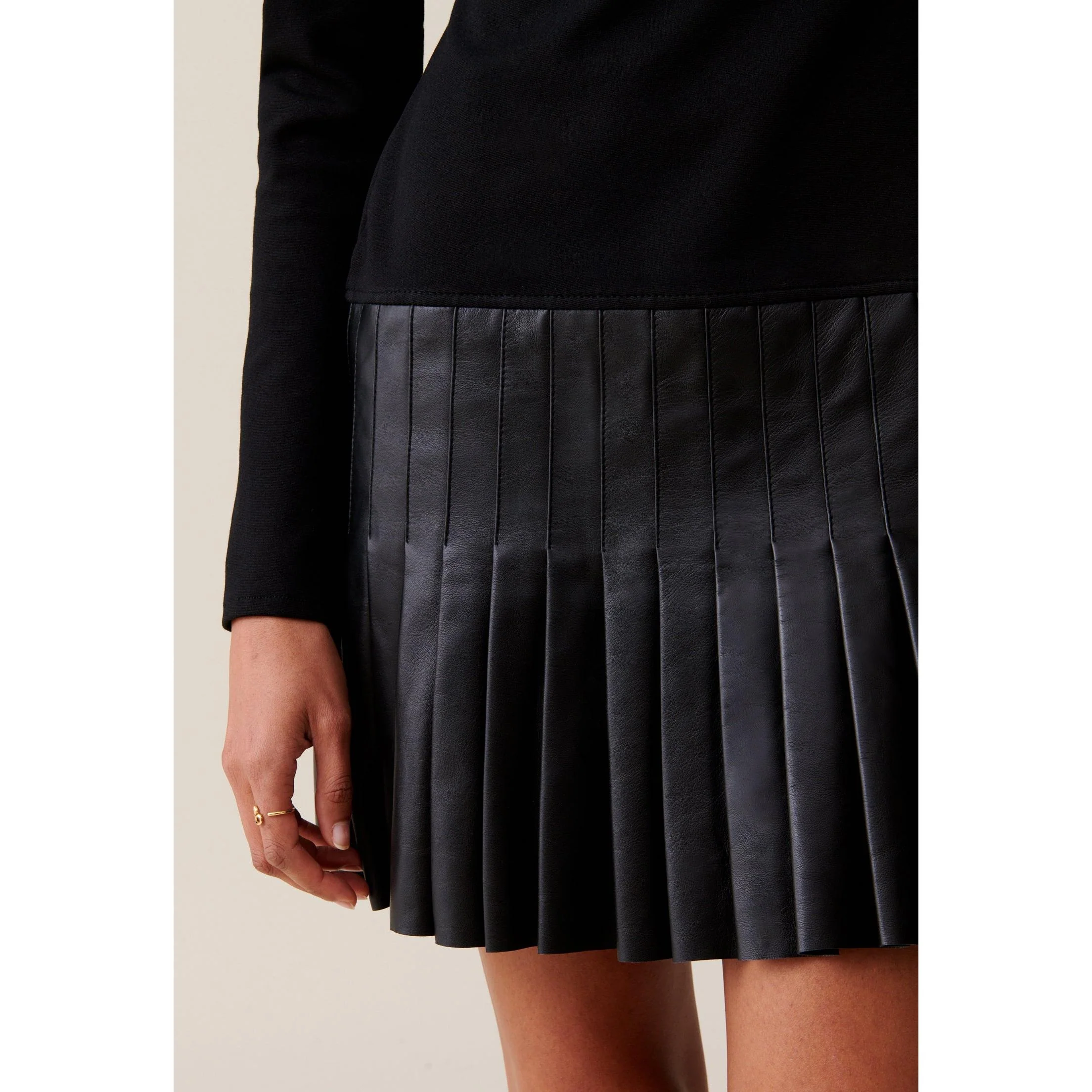 Robe Noire Bi-Matière Cuir - Image 4
