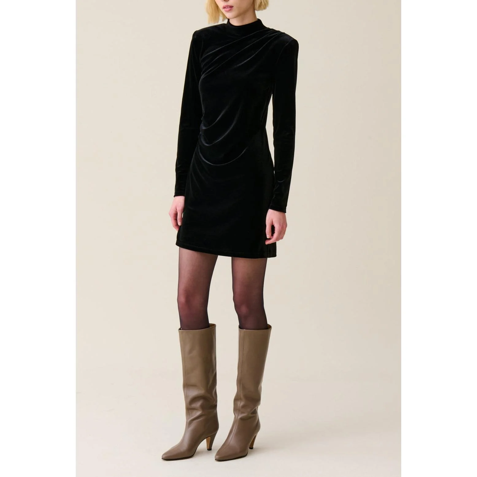 Robe Courte Cintrée Velours Noir - Image 3