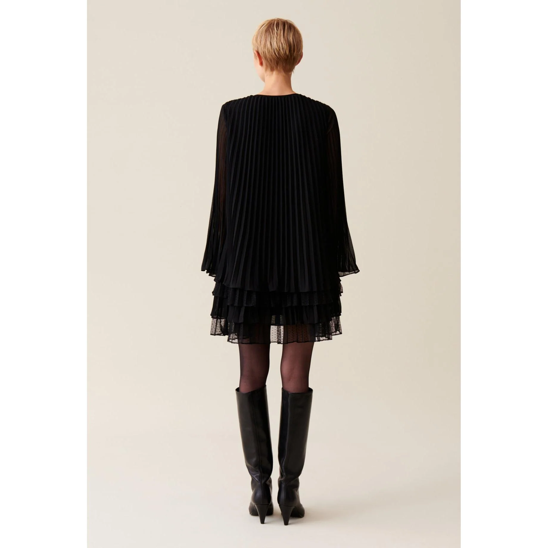 Robe Courte Noire Volantée - Image 10