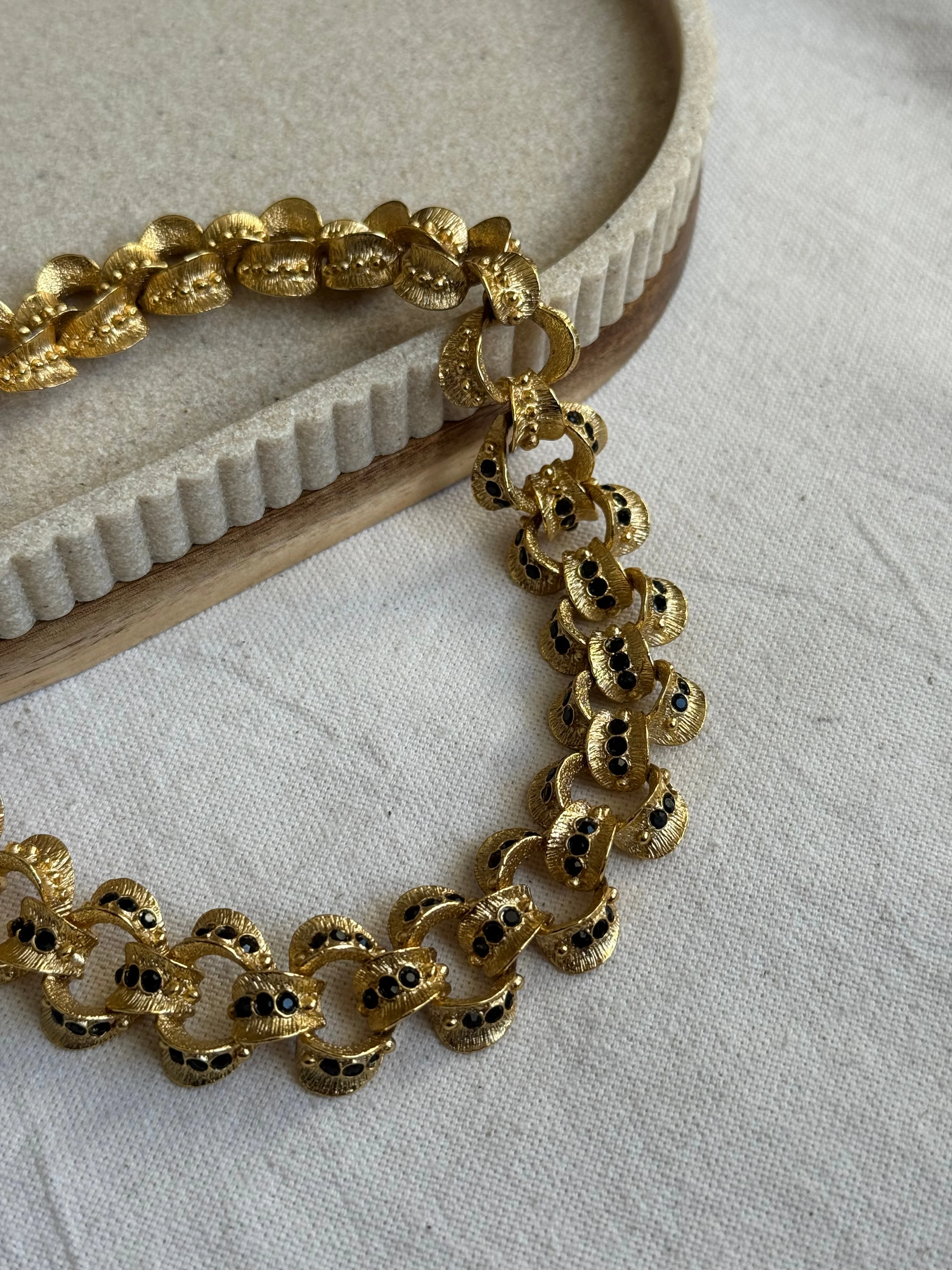 Collier Doré Vintage - Maillons Texturés Et Strass Noirs - Image 3
