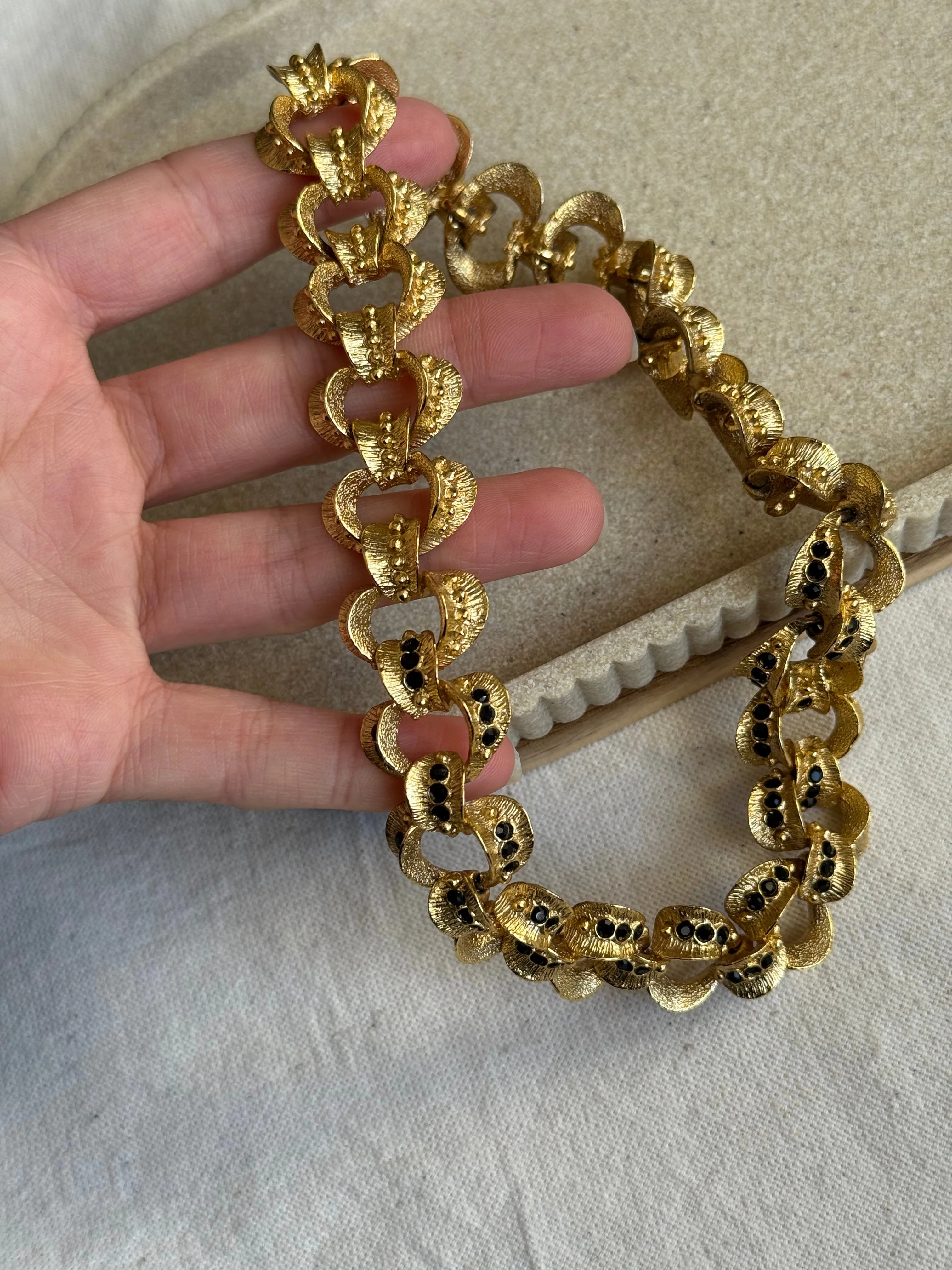 Collier Doré Vintage - Maillons Texturés Et Strass Noirs - Image 6