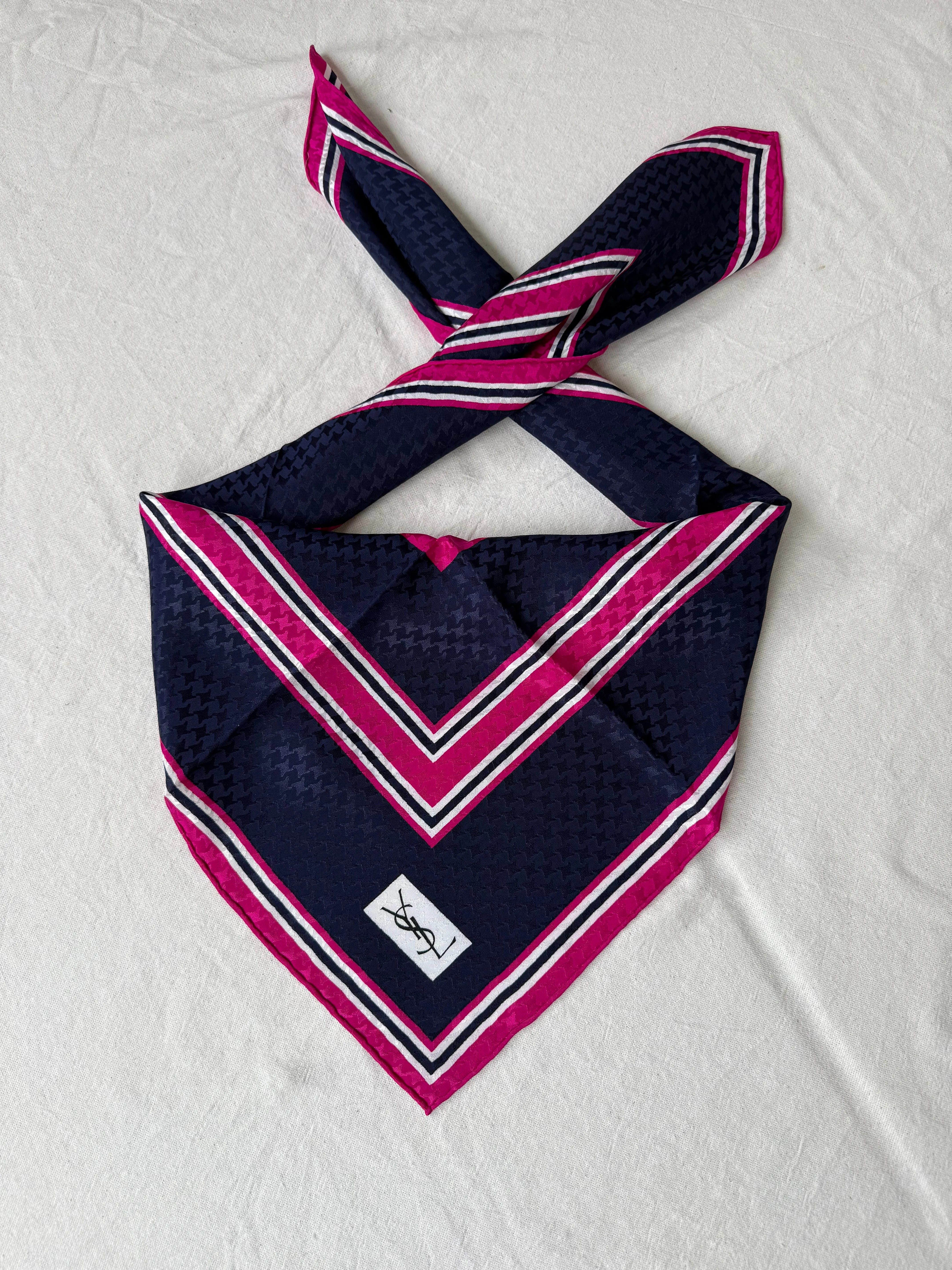 Foulard Yves Saint Laurent – Motifs Graphiques - Image 2