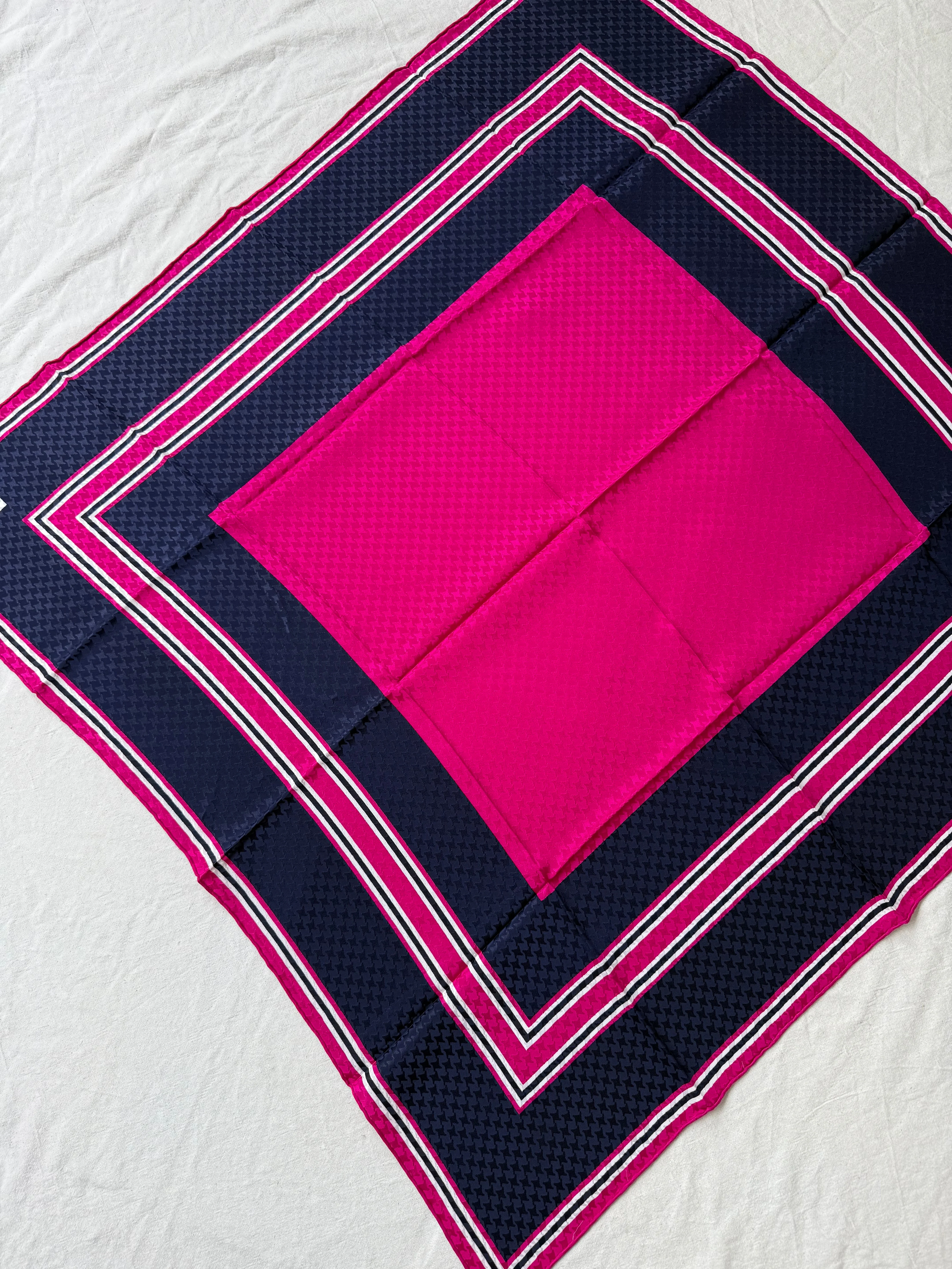 Foulard Yves Saint Laurent – Motifs Graphiques - Image 3